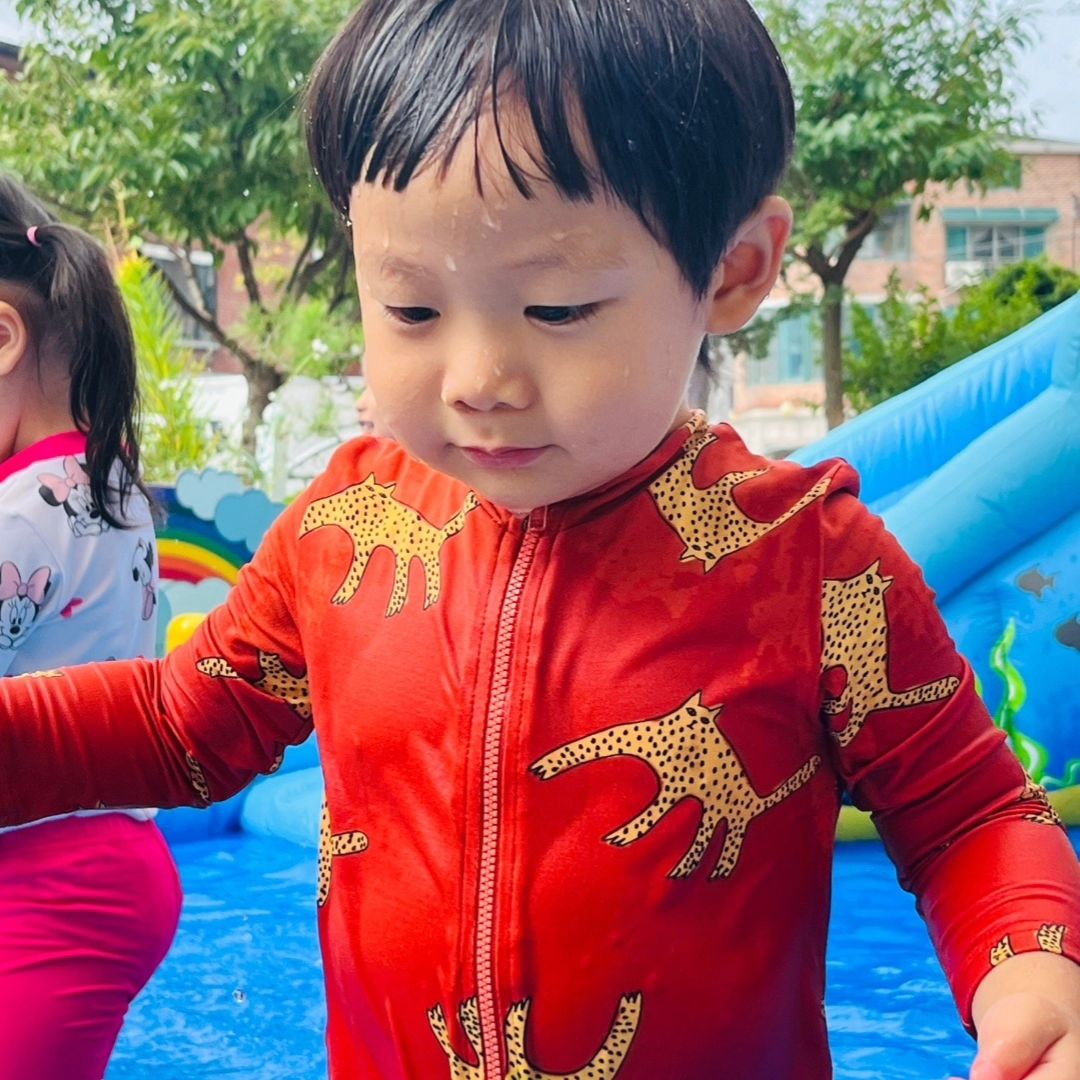 나 이지호.
29개월 살았고
미친반항기를 제대로 보여주는 중이지

적응기간에도 없었던
등원거부를 제대로 보여주며
우리엄마 등원전쟁도 아닌
등원폭격을 겪고 있지.

그래도 막상 가면 누구보다 신나게 놀아
왜? 나는 노는게 제일 좋은 못말리는 이쬬니까 😊