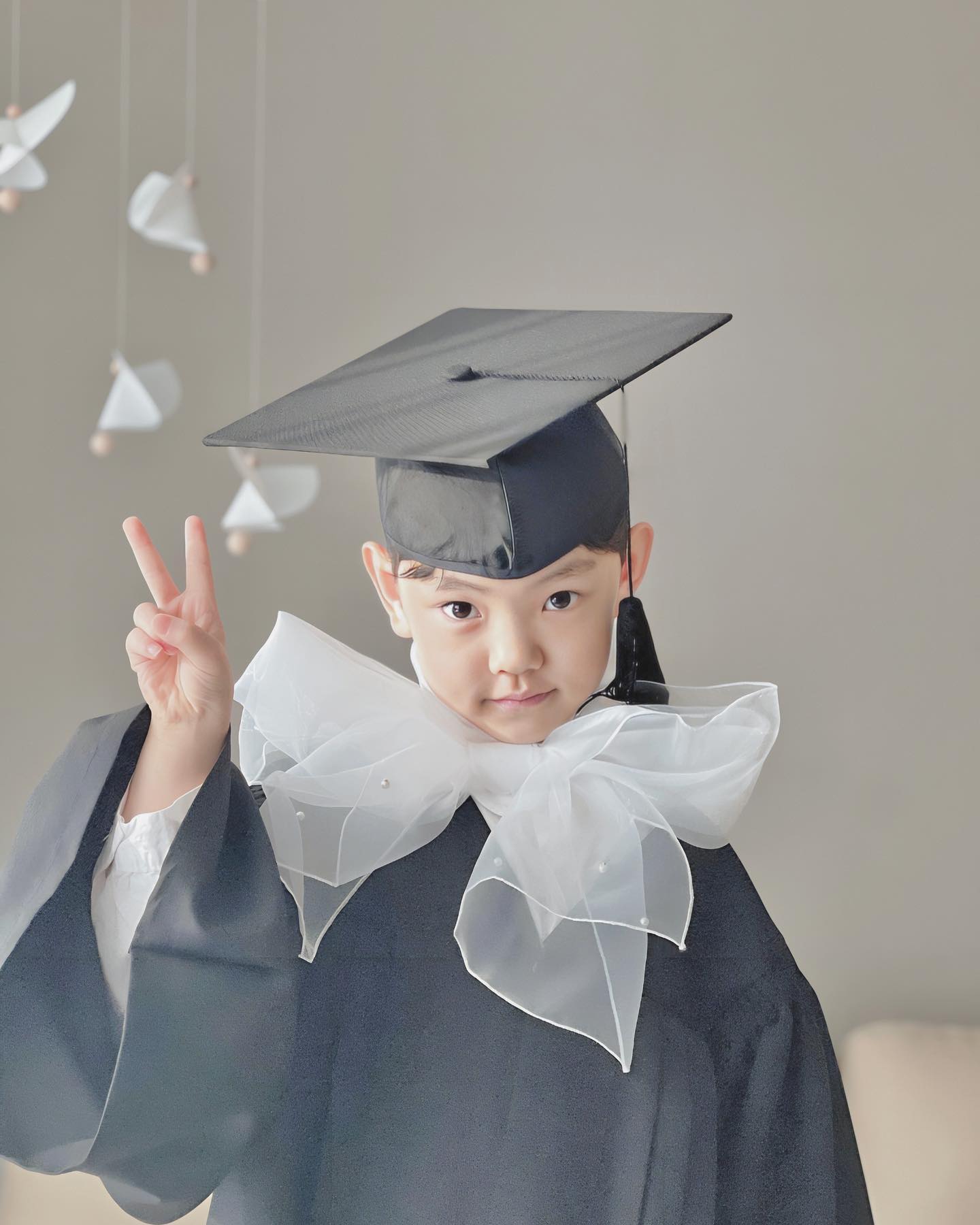 ღ 

엄마표로 찍어본 졸업사진 👨🏻‍🎓🎓🎉
유치원 사진이 너무 올드해서 진짜 충격🤦🏻‍♀️
의상대여업체에서 성인 졸업가운 학사모 넥타이 리본 다 대여!! 
대여하길 잘했다 ㅜㅜ 리본은 여자친구들 꺼지만 그래도못참아!!! 
햇살좋은 아침 10분찍고 유치원 등원시켰는데 결과물이 넘나 맘에듬 
유치원 졸사 예쁘다고 연락도 수없이 받은것🥹
엄마가 찍었습니다ㅜㅜㅜ

.
.
.
#집스타그램 #졸업사진 #셀프졸업사진 #헬프유치원졸업사진