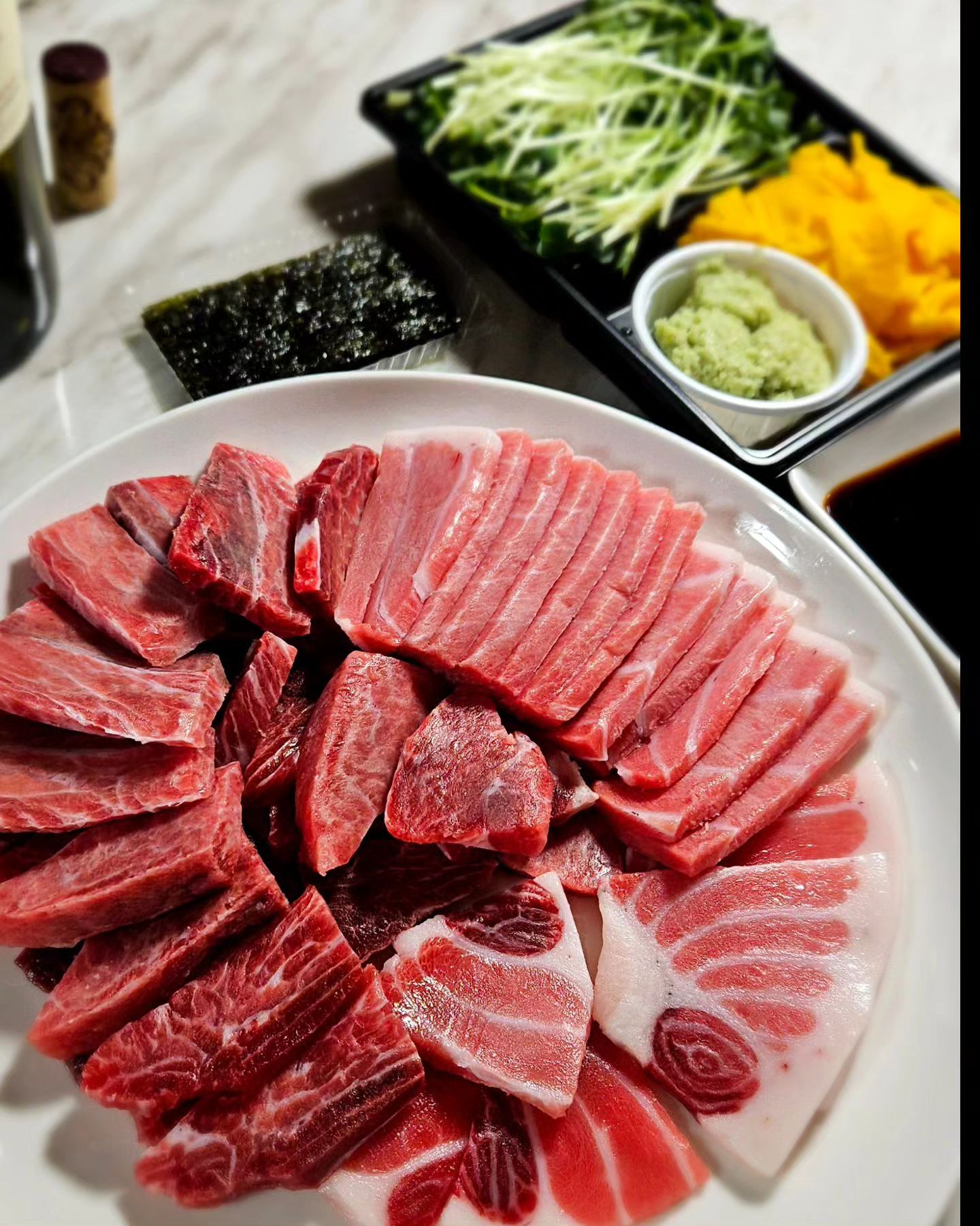 남편 친구분이 주신 #참치회 에 내 친구가 준
#와인 에 오늘 파티구나~~🍷

오늘 하루 종일 시체 놀이하며 누워 있었는데 이제 좀 살아나네~😁

.
.
.