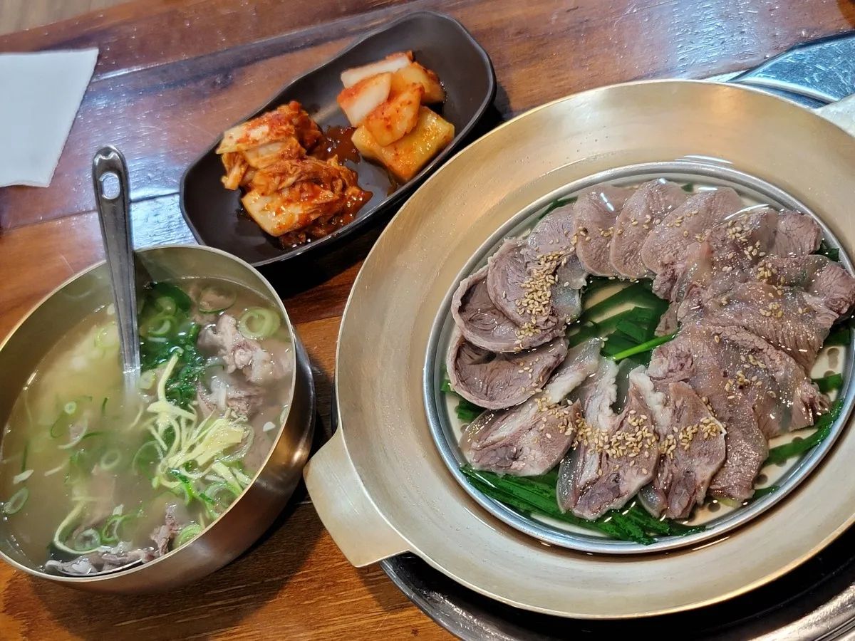 마응 속까지 따뜻해지는 속 깊은 국물~ 
눈이 번쩍 떠지는 야들야들 부드러운 소고기 수육!

꼴뚜기 젓갈이 감칠맛을 더해!
김치는 말모말모! 

만족을 넘어선 맛!

#푸드스타그램 #맛스타그램 #존맛탱 #food #곰탕 #선팔 #맞팔 #일상스타그램 #선팔하면맞팔 #daily #금성관나주곰탕 #나주곰탕 #kfood