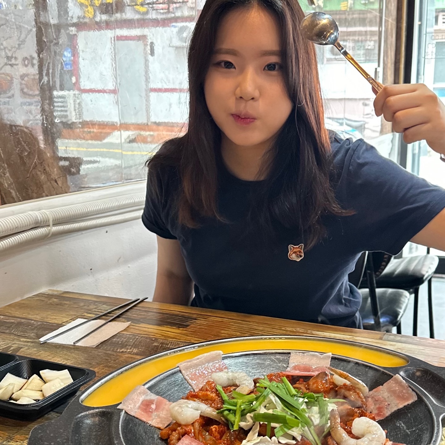#협찬 
오늘의 맛집 ✨
창원 합성동 쭈꾸야 🐙

📍경남 창원시 마산회원구 합성옛길 30 1층
⏰ 12:00 - 23:00 (L.O : 22:00)

오늘은 보기에도 예쁘고 맛도 좋은 쭈꾸미 맛집을 다녀왔습니다 😀 
저는 모듬쭈꾸미 2인으로 주문했어요 ‼️ 

쭈꾸미에 콘치즈,계란찜,묵사발까지 같이 나와서 너무 좋더라구요🥹 

콘치즈는 고구마무스가 함께 들어가 있어 단짠단짠 꿀조합이었고 계란찜도 퐁실퐁실 짱 맛 !!! 묵사발은 정말 요즘같은 여름에 새콤달콤 더위가 풀리는 맛이에요 😋 

쭈꾸미와 양념을 사장님께서 직접 손질하시고 만드신다고 해요!! 그래서 그런지 비린 맛은 하나도 안나고 맛있기만 했어요!!👍🏻 

쭈꾸미가 익으면 깻잎+쌈무+쭈꾸미+수제 마요네즈 넣고 먹으면 .. 진짜 말이 필요없다구요🤤🤤❤️❤️❤️ 

셀프바도 있어서 깻잎을 너무 좋아하는 저는 편하게 가져다 먹을 수 있었어요! 
낮에는 밥 밤에는 안주로 호불호 없이 식사가능하겠더라구요!! 

제가 방문했을 때 5-60대 남성분 3분이서 오셨고 30대 여성분 2분에서 오셨는데 너무 맛있다고 그러시면서 남성분들께서는 소주를 바로 꺼내시더라구요 ㅋㅋㅋㅋㅋㅋㅋㅋ 맛집 인정👍🏻

그리고 사장님께서 너무 친절하셔서 너무 즐거운 식사했습니다! 😍 
다음에 또 방문할게요!!

#양덕동쭈꾸미#마산쭈꾸미#창원쭈꾸미#창원쭈꾸미맛집#마산쭈꾸미맛집#양덕동맛집#양덕동밥집#마산양덕맛집#마산양덕쭈꾸미#마산양덕밥집#마산고기집#창원고기집#양덕동고기집#마산터미널맛집#쭈꾸야