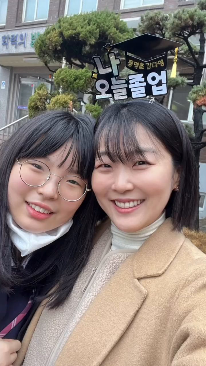_

📒올해의 오하나
강의 90회
영상강의촬영 11편
소속강사님 출강 77회
석사 4학기 종강
공저도서 2권 출간
자격증 1개 취득
중딩학부모
짧은 여행 2번
사무실 이사
오십견🥹
테슬컷

계획했다가 못한 것도 많았고
(예를들어 유튜브 같은 헛소리 ㅋㅋ)
하반기에는 매일 소지품을 한가지씩 잃어버리며 
하루하루 도장깨듯 허덕이며 살았어요😭

대체 난 뭐하는 인간이길래 이렇게 정신없나 했는데 
나름 고생했다 칭찬해봅니다👏🏻👏🏻👏🏻

근데 시간 정말 빠르다 ㅠㅠ

#내년에도무사히🙏 #해피뉴이어