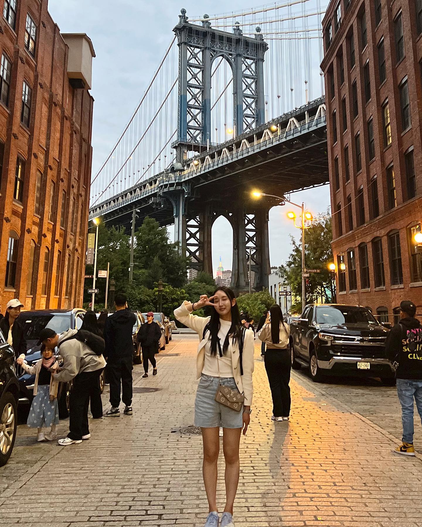 🇺🇸 Dumbo, Brooklyn on September 27

여기서의 사진 참 많은데 대부분이 아쉽다
해는 급격히 저물어 가는데 사람이 너무 많아서 사진 찍기는 힘들고 
여러 사람들이 찍어주다보니 폰 카메라는 얼룩지고 빛은 점점 번지고 🥺
아쉽지만 아쉬운대로 그것조차 아름답고 소중하다

덤보까지 걸어가면서 마주친 노을이 너무 예뻤다
오전에 자유의 여신상🗽 보고 낮엔 타임스퀘어 한복판을 누비느라 
부츠 벗어던지고 운동화로 갈아신은 게 이날의 포인트 ..
발가락은 다 까져버렸고 허벅지는 정말 잘려나가는 줄 알았다
(27000보 정도 걸었던 날 🏃🏻‍♀️🏃🏻‍♀️) 

다음에 또 간다면 이번엔 야경 말고 대낮에 가보고 싶다
아주 화창한 대낮에 사람 적을 때 

또 봐 브루클린 덤보야 🌉 🫶🏻 🌉