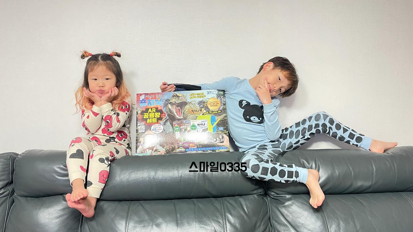 #협찬
-
우리 지호지우가 너무 좋아하는
#토이트론 #퓨처북
-
AR 공룡왕세트 5G 
2가지의 구성으로 되어있고 
색칠하기 워크북도 함께 챙길 수 있어요!
-
토이트론 퓨처북
한글버전, 구연동화버전, 영어버전
다양하게 읽어주고들려주니 아이가 더 집중모드
-
지루하지않게 즐길 수 있는 학습용 퓨쳐북
게임도 즐기고 코팅도 즐기며 신나게 신나게 콕콕콕
-
폰으로연결하여 AR 증강현실까지도 
대박 와 아이들 환호성이 ~!!
-
단순히 읽고 끝나는 공룡장난감 같은게 아니라
보면서 공부가 되는 퓨쳐북으로 학습하기에도 굿
-
올바른 책읽기에도 도움이 되며
소근육발달에도 도움이 되는
실감나게 전달되는 공룡왕 퓨처북 
-
조카선물, 아이선물 다가오는 크리스마스에 
뭐 준비할까 고민이시라면 재미있게 즐기며
공부까지 자연스럽게 할 수 있는 퓨처북 어떠실까요!
-
toytron_official 
-

#퓨처북5G #공룡책 #AR공룡왕세트
 #퓨처북5G세트 #점박이새로운낙원
#점박이한반도의공룡 
#토이트론퓨처북 #증강현실북 #어절읽기 
#퓨처북 #읽기독립전집