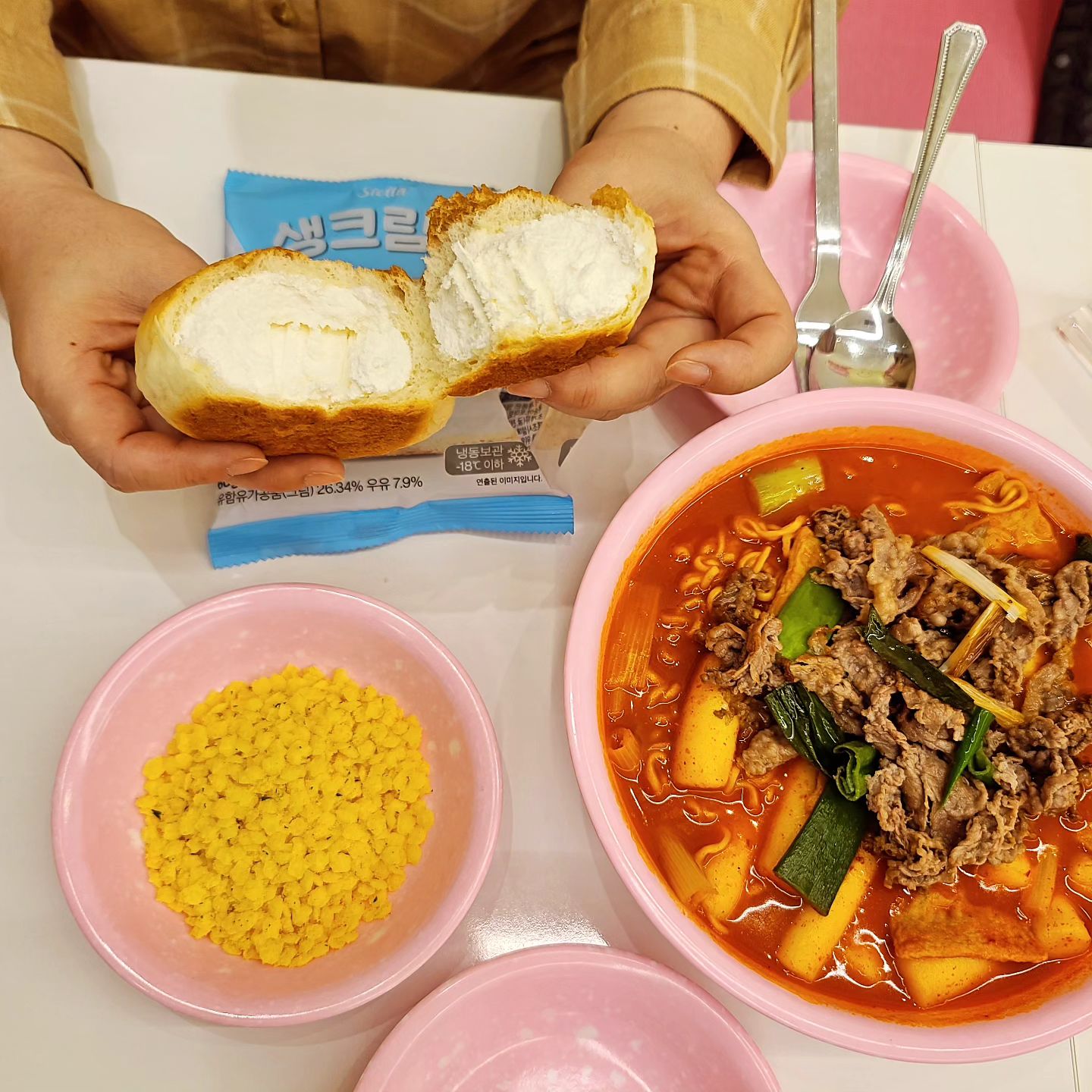 #협찬 #야식 #gafildlife #스텔라떡볶이인천원당아라점
#차돌라볶이 + #스텔라크림빵  =  #꿀조합
.
60계치킨의 제2의 브랜드인 스텔라떡볶이
매일 새기름으로 바로바로 조리되는 
튀김도 매력있고
.
현재 특가로 990원에 구매할 수 있는 
크림이  5cm나 듬뿍!
시원하게 먹으면 더 맛난 #스텔라크림빵
곰냥이👫 쨍여 놓아야 한다고 3개나 데려옴 ㅎ
.
면반떡반에 고소한 감칠맛의 차돌듬뿍 !
#차돌라볶이 ~ 
치즈별 찍어서 한입 !
솔~솔 뿌려서 #라볶이  호로록 !
.
전날 먹지도 않은 술이 #해장 되는 느낌~~
좋으다 (맵기 선택 가능 전 중간 신라면 맵기 )
.
해장에 야식에
#스텔라떡볶이인천원당아라점  배달 ~
메모 모드 ~
.
.
.
.
#스텔라크림빵 #스떡 #스빵 #차돌라볶이 #주현영떡볶이 #스텔라떡볶이 #별튀김 #60계치킨 #원당동떡볶이 #원당동분식 #검단떡볶이 #원당동맛집 #검단신도시맛집 #스텔라떡볶이인천원당아라점