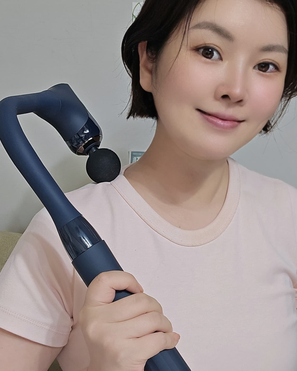 #협찬 #휴플러스 
부모님 추석선물로 준비했다가 마음에 들어
하나 더 장만하려구요 ✔️
휴플러스는 벌써 2년정도되어 쭉 사랑을
받고 있는 브랜드인만큼 공신력이 있고, 
한/중/일/미 특허 출원 제품이라 더 믿음가요. 

휴플러스 커브건은 승모근부터 목과 어깨 까지 
손이 안 닿는 날개뼈, 등, 허리까지 간편하고 
깊이감 있는 안마감을 느낄 수 있는데요. 
피부 겉만 자극하는게 아닌 근막 안쪽까지 풀어주는 
진폭 10mmm 로 강력하게!
하지만 부담없는 557g 무게의 제품이라
시니어분들이나 여성들도 가볍게 다룰 수 있어요. 

스크롤 타입의 강도버튼으로 사용자가 원하는대로 
자유롭게 강도 조절이 가능하고,
대용량 2400mAh 배터리 적용해 
1회 완충 후 무려 36회 사용 가능하답니다!
조용하고 강력한 BLDC 모터 적용으로 시원하게~
연로하신 부모님께서 혼자서도 잘 활용할 수 있는
가벼운 마사지기로 등어깨 결림이나 쑤시는 부위를 
버튼하나로 편하게 만나보세요! 

✔️ 특히 추석 기간 동안 휴플러스에서 
추석 특가전으로 최대 50% 까지 할인한다고 하니 
지금이 기회~ 프로모션 혜택 꼭 챙겨서 구입하세요!
hueplus_official
#커브건 #류수영마사지기 #등마사지기 #무선안마기 #안마기 #마사지건 #휴대용마사지기 #무선마사지기 #부모님선물 #운동하는직장인 #운동스타그램 #홈트 #마사지기 #부모님추석선물 #양가부모님추석선물 #효도선물 #효도손마사지기