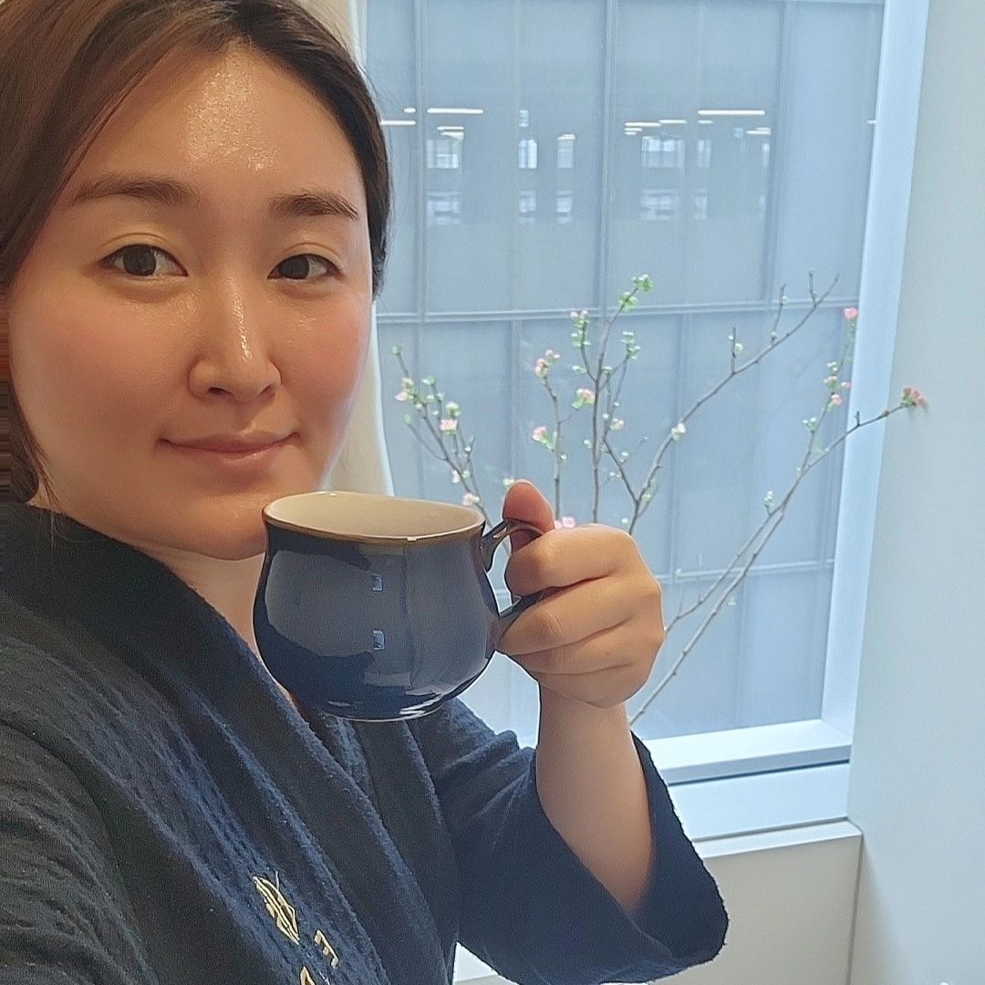 차 한잔의 여유는 스파에서~~~

평소에 마시지도 않던 루이보스티 한 잔

왜 입맛에 맞는 걸까요? 😆

스파도 하고 등관리도 받고 

주 1회는 이렇게 힐링 시간 가져보려고 해요

창밖에 나무가 화병에 꽂혀 있어서 살짝 놀랬는데

매화꽃이 벌써 피었더라고요🩷

너무 바쁘게만 살아왔던 날들

여유도 부릴 줄 아는 30대 후반의 나 ㅋㅋㅋ

#광고 #스파에이르대전신세계점 #루이보스티 #전신관리 #등관리 #수기마사지
