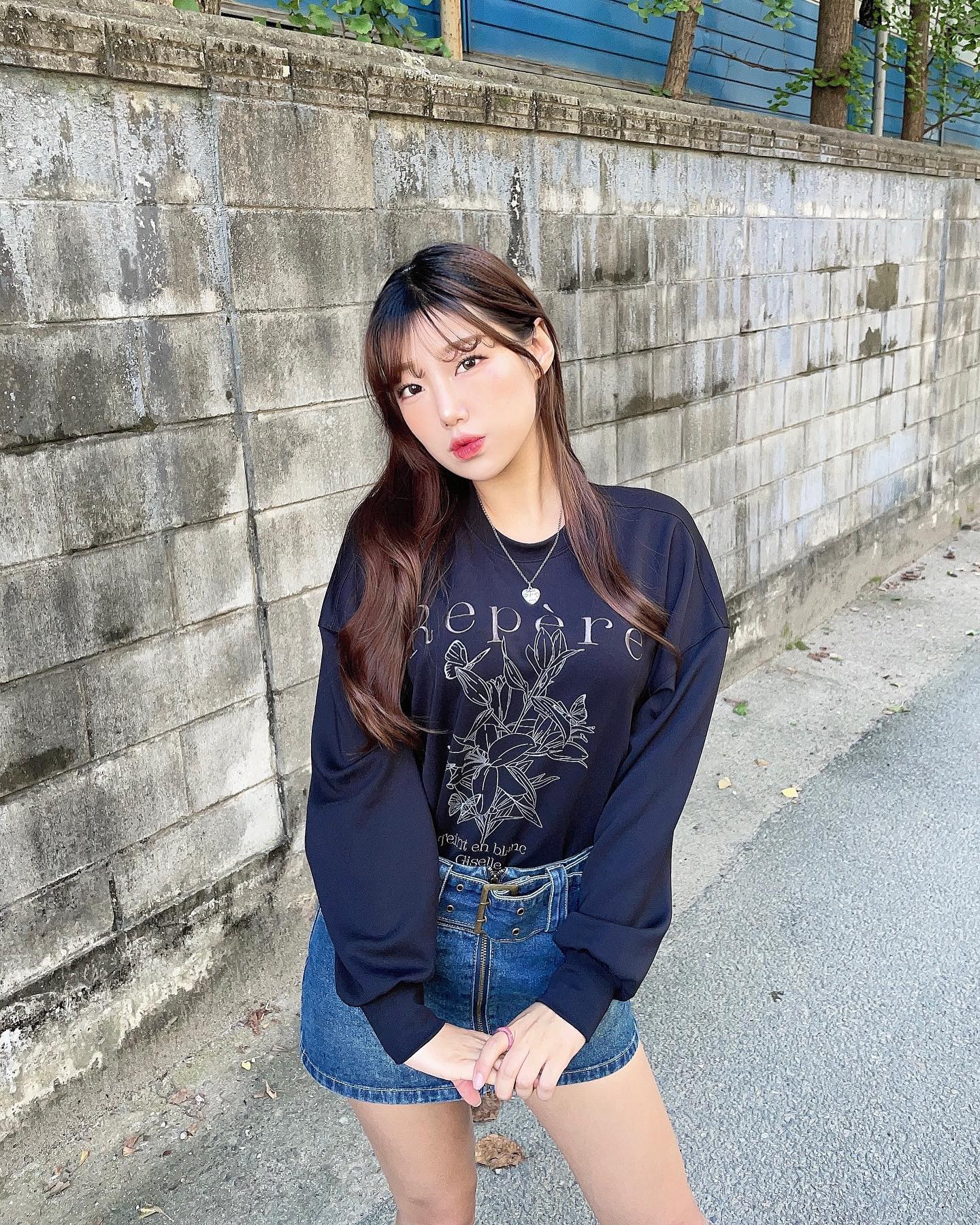 벌써 맨투맨의 계절이 왔다니••🎧🖤🍂

repere_official 🩰

PRODUCT: 마르티네 스웻셔츠🪡

폴리 레이온 원단으로 제작된 레페르의 스웻셔츠는 일반 스웻셔츠와는 달리 입자마자 몸에 착! 감기는 부드러운 착용감을 
주는 제품이에요!🩰

통기성이 좋아서 운동할 때 애슬레저룩으로 좋고, 
일상에서도 스타일리시하게 즐길 수 있는 아이템으로 
추천드려요! 🙌🏻🤍