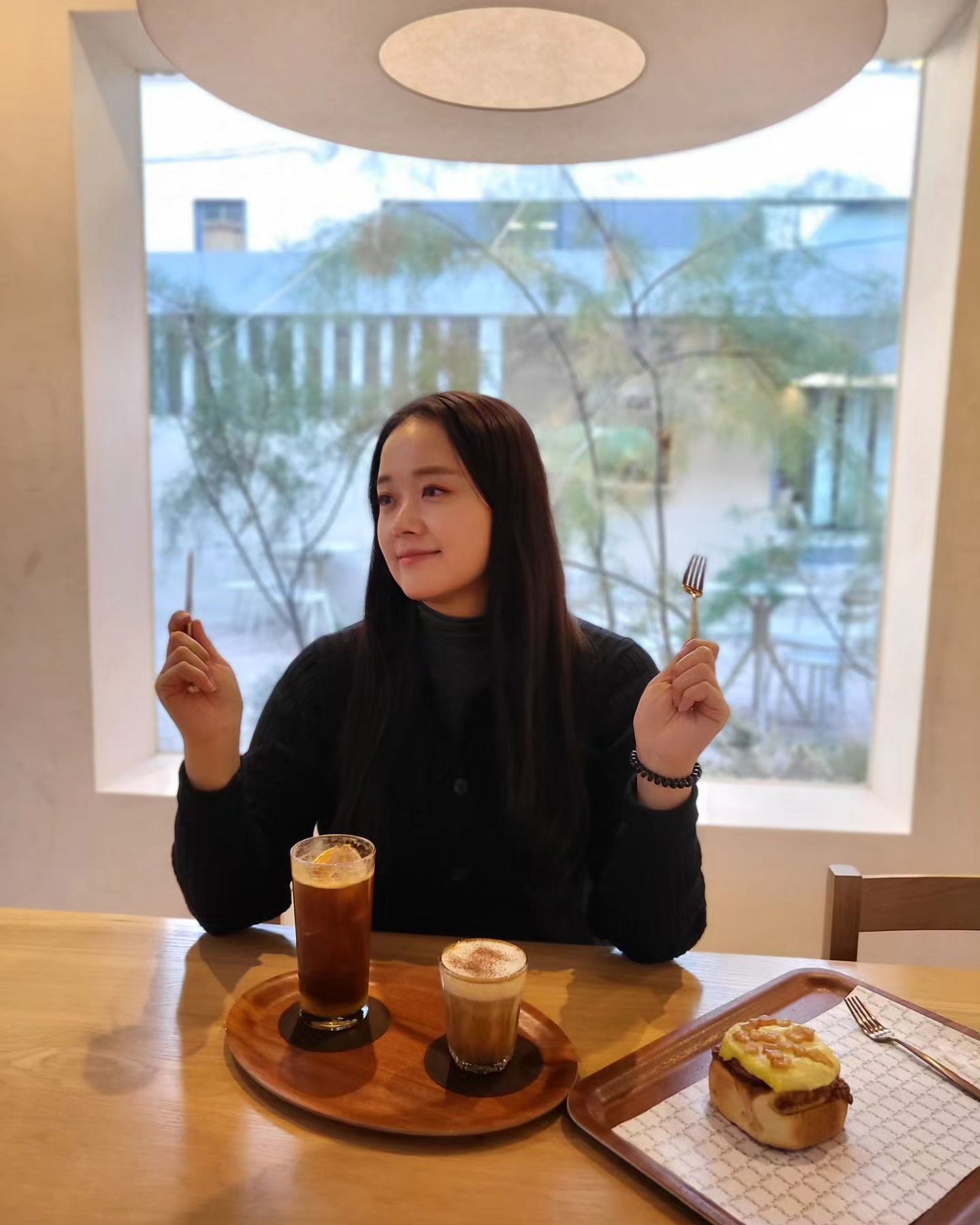 #음식제공 buttybutty_cafe 
.
공덕역과 애오개역 사이, 인스타 감성 낭낭한 베이커리 카페 발견했어요 🤎
.
주문 후 뒷마당으로 연결된 곳으로 들어가면 여유롭고 새로운 공간이 펼쳐집니다.
.
#공덕애견동반 가능한 카페라 마당에서 반려동물과 시간 보내기 좋겠고,
실내는 #비플러스엠 가구들이 고급스럽게 배치되어 편안하고 멋스런 공간에서 차 한잔 마시고 이야기 나누기 좋았습니다.
.
근처에 유명한 식당(진미식당, 황금콩밭)이 있어서 밥 먹고 들러서 빵 사가거나 커피 마시기 좋은 #공덕데이트 코스예요 🩷
.
저는 #애플시나몬롤 먹었는데 달달 & 부드럽고 맛있어서 다음엔 초코 시나몬롤, 유명한 소금빵도 먹고 오려고요 🐷 
.
.
📍 버티버티
서울 마포구 마포대로16길 7-14
매일 12:00 - 20:30
.
🍽 애플시나몬롤 5,500
오 크림라떼 7,000
하이 진저 7,000
.
.
#공덕카페 #아현동카페 #애오개역카페 #공덕베이커리 #마포빵집추천 #공덕카페추천 #애오개역빵집 #황금콩밭 #진미식당 #sunnykimcafe #buttybutty #cafetour