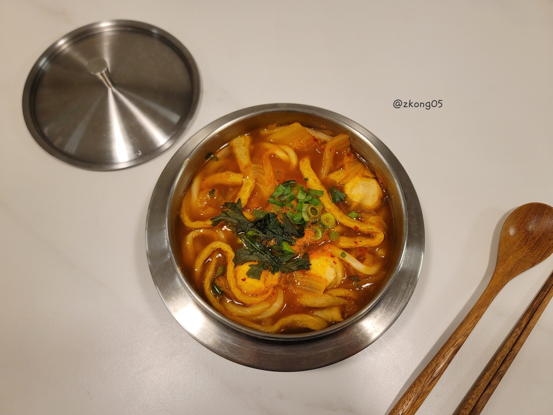 #협찬 ejfoodstory 

뜨끈한 국물요리 생각날때
잘 익은 김치와 면어묵, 우동면이 퐁당!

감칠맛 나는 국물과 맛있게 익은 김치
탱글탱글 어묵면과 우동면의 조화로
자꾸만 생각나는 김치어묵우동~

물 넣은 냄비에 냉동상태 그대로
다 넣고 끓이기만 하면 되니까
조리도 간편하답니다

#김치우동 #밀키트 #이제이푸드스토리 #김치우동밀키트 #맥주안주