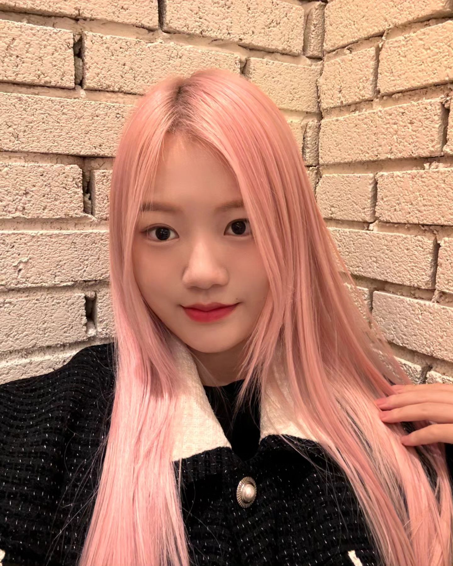 #협찬
2개월 안에 3번의 염색으로 죽어가는 모발에 한줄기 빛,,✨
매트릭스리페어 헤어 트리트먼트를 제공받아 사용해봤어요˘͈ᵕ˘͈

2가지 방법으로 사용이 가능한 제품인데요!
📍바르는 트리트먼트
샴푸 후 타월 물기를 제거하고, 모발에 소량 도포한 후 건조하여
스타일링
📍린스 대신 사용 시
손상 모발의 경우 린스 대용으로 가법게 마사지한 후 헹구어냅니다
두 가지 방법으로 모두 사용해봤는데 전 트리트먼트로 쓰는데 더 좋았어요! 손상모를 코팅해주는 느낌이랄까요??!😆
로션 같은 제형이라 발라주면 흡수가 잘 되어서 끈적
거림이나 미끌 거림이 없어요! 바르는 트리트먼트 중에는 고영양이라 끈적이는 제형이 많은데 햅스는 바디로션 같은 제형이라 흡수가 잘되고 손에 잔여감이 거의 없어서 좋았어요! 머리 말리는 영상 보시면 탈색 극손상모 그 자체에 눅눅..한데 바르고 말리면 따로 에센스는 안발라도 될 정도!! 약 3주간 사용해봤는데 산뜻하면서도 결관리가 되어서 추후 구매의사가 있습니다!

 haps__official
자사몰 링크 : https://m.smartstore.naver.com/kohra