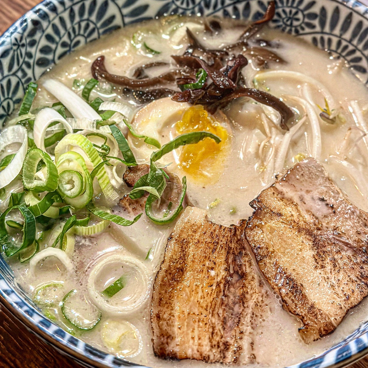 라멘, 덮밥 다 잘하는 문정맛집 #잇쇼니 🍜

점심시간만되면 만석이 되는 소문난 라멘집!
면과 육수를 직접 만드는 진또배기 가게.
노하우가 가득 담긴 수제 면이라 그런지
퍼지지 않는 건 물론, 엄청 면이 얇고 쫄깃하다!

육수도 담백하고 깊은 맛이 있어. 해장하기에도 딱 😵‍💫
대창덮밥은 통통한 대창이 한가득 푸짐히 나와.
점심부터 쫄깃한 대창 먹고싶으면 바로 고고

여기는 1-2석이 많아 혼밥러들도 많고,
점심에 맥주 한잔 하는 손님들이 많아!
한입용 점심 맥주가 200ml 1,000원이거든 😙🍺

늦게가면 자리 없으니 일찍 가도록~
#문정맛집 #라멘맛집 가게로 강추!

📍잇쇼니( issyoni_ramen )
서울 송파구 법원로 114 엠스테이트 E동 지1층 B166호

💳
시로이멘 9,000
대창덮밥 12,000
마제라멘 10,000