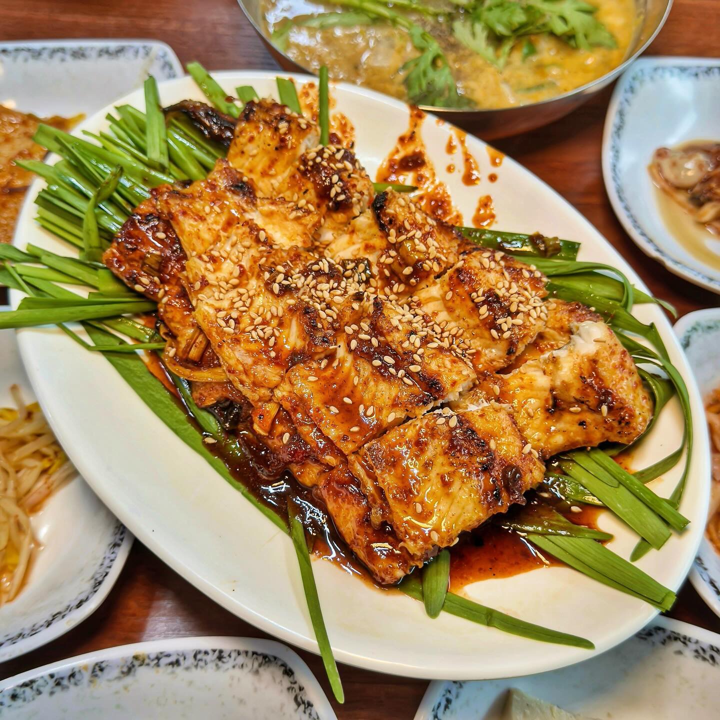 #여수화양식당 

여수 현지인 맛집 😎 장어구이를 주문하면 장어탕이 나오는 화양식당에 다녀왔습니다! 

장어탕 맛집으로 유명한 화양식당은 주문하다마자 반찬이 쪼르르 나오는데 반찬 가짓수가 와우, 역시 남도식이에요 🫶 

저희가 주문한 메뉴는 
장어구이 2인 1인당 ₩20,000

반찬으로 나물들과 굴무침이 나오는데 반찬이랑 밥만 먹어도 이미 배부른 느낌 😎 

양념이 쏙쏙 잘 베인 장어구이는 장어가 통통해서 식감도 최고 👍 맛도 최고 👍 
손질이 어느정도 되어서 먹기도 편했어요! 

부추+장어구이 하나 집어서 밥이랑 같이먹으면 꿀맛이구요 🤤 

장어구이 주문하니 같이 나온 장어탕에도 장어, 쑥갓 등 건더기가 많이 들어가서 완전 밥도둑 + 슐도둑이었어요. 
장어탕은 먹기전엔 완전 불호였는데 한입하자마자 완전 극호!!!👍 

장어탕이 진짜 맛있더라구요 😄 

한잔하고 담날 해장식으로 먹기도 좋고 한잔하기에도 너무 좋았던 화양식당 😎 여수로 여행가시는 분들 한번 방문해보세요 :) 

▪️전남 여수시 공화남1길 3
▪️매일 7:00 - 20:00 
▪️주차 매장앞 3-4대 가능