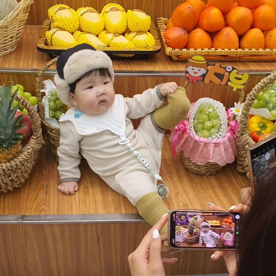 .
1월이 가까이 오는데 이제서야 올려보는
11월의 그👶

1. 추수감사주일 이모들 앞에서 포포몬쓰
2. 외출 전 장꾸
3. 시후가 젤 좋아하는 교회카페 트리
4. 이모한테 잡혀오는 쪼꼬맹이 슈
5. 리바이포유 모델하고픈 볼뚱땡 슈
6. 차만 타면 응아싸서 휴게소에 흔적 남기기
7. 매일 아침 엄마 시점❤️
8. 그냥 넘 귀욥게 찍힌 슈
9. 분유는 self
10. 엄마한테 삐진 슈🤣