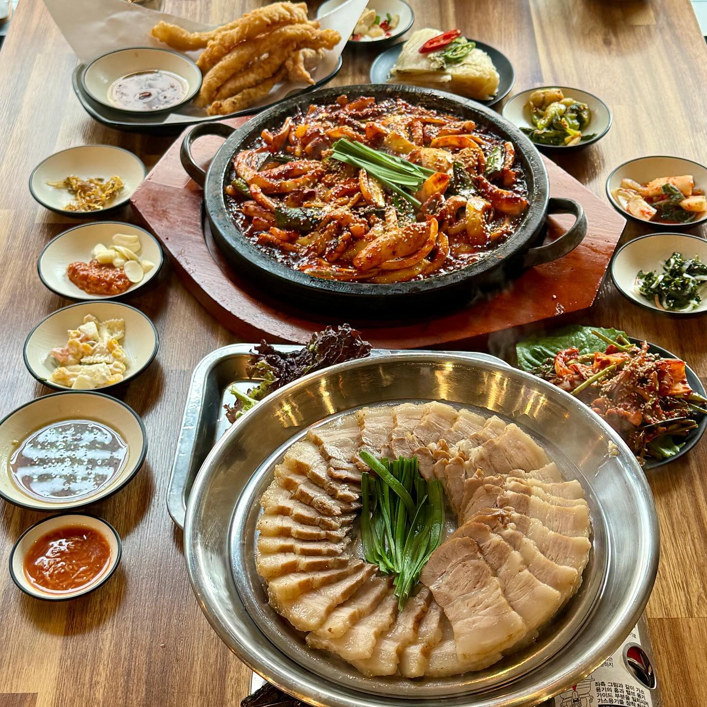 협찬 🦑
푸짐한 오징어 요리 한상 오적회관 본점

✔️오징어볶음 + 꽃삼겹수육 + 오징어무침 + 오징어튀김 

한상 가득 푸짐한 요리에 깔끔하고 다양한 반찬 그리고
신선한 쌈채 마무리 숭늉까지 무한 무료 제공이라는 점❕❕

오징어볶음, 오징어무침, 오징어튀김 요리 하나하나에 
특유의 오징어식감 그리소 색다른 맛이 있어서 너무 좋았고
식사는 물론 술안주에도 완전 최고일 거 같아요👍👍

거기에 야들야들 부드러운 보쌈 수육에 깔끔한 밑반찬까지
양이 많은데 메뉴가 다양하고 깔끔해서 질리지 않고 
배불러도 계속 들어가는 그런 맛이에요😀
 
오징어볶음에 밥을 비벼 먹었을 때 진짜 꿀맛… 본인 취향에 
맞게 다양하게 드시면 될 거 같아요👏👏

생방송 투데이 ‘맛의 승부사’에 방영됐었다고 하네요❕❕

푸짐하고 다양한 요리로 만나볼 수 있는 오징어 전문점🦑🦑

주소: 서울 강서구 마곡중앙6로 85 2층 201호✔️✔️

#강서맛집 #마곡맛집 #발산역맛집 #발산역데이트 
#발산역회식 #마곡회식 #마곡데이트