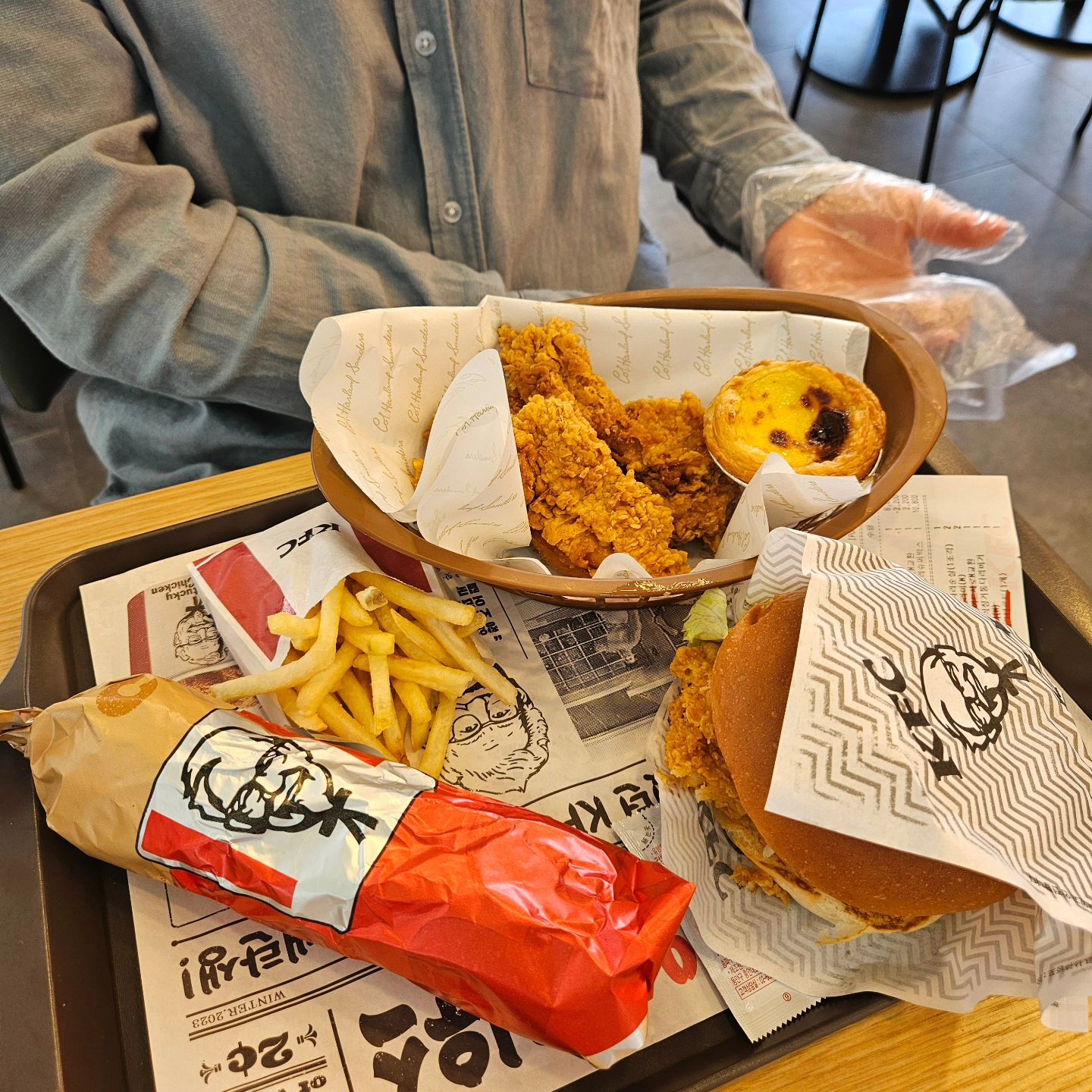 요즘 애들은 모르겠지..
전북대에도 kfc가 있었다는걸...

Kfc 먹으려면 도청점까지 큰 맘 먹고 가다가, 송천동에도 생겼다는 소식을 듣고 지난 주말 후딱 갔다왔다.

가족단위가 많아서 어린이들도 많았는데, 난 어른이 되었기 때문에 먹고 싶은걸 먹을 수 있었다. 에그타르트 진짜 미쳤고요 🥚🤪 이상 야무지게 비닐장갑으로 드시는 #kfc홍보대사 와 함께 ..

#kfc #햄버거 #송천동맛집
hh_____angu