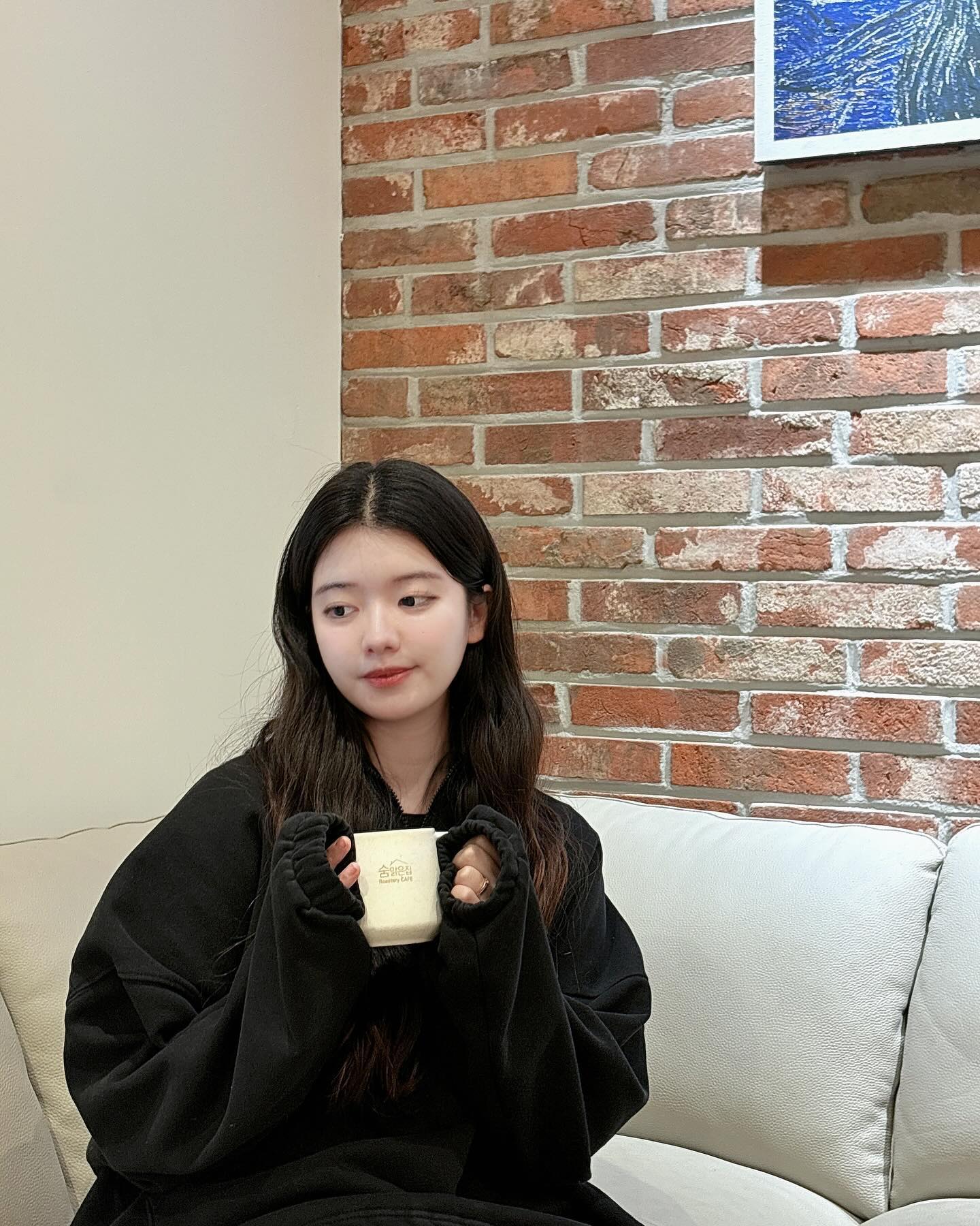 #협찬
평촌 학원가에 새로 생긴 #숨맑은집 본점 🏡🤍

회사 앞이라 자주 가는데 매장이 엄-청 넓고
프라이빗한 공간이 복층으로 되어있어서
혼자서도, 단체로도 즐기기 너무 좋은 카페 공간 :)

우드톤의 차분한 인테리어와
클래식 배경음악으로 조용한 분위기에
다양한 베이커리와 케이크도 있어요 !

안양 사람이면 꼭 가봐야하는 카페 💛
.
.
.
#안양카페 #안양맛집 #평촌카페 #평촌맛집 #평촌카페맛집 #평촌베이커리 #안양베이커리카페 #안양카페추천 #비범미디어