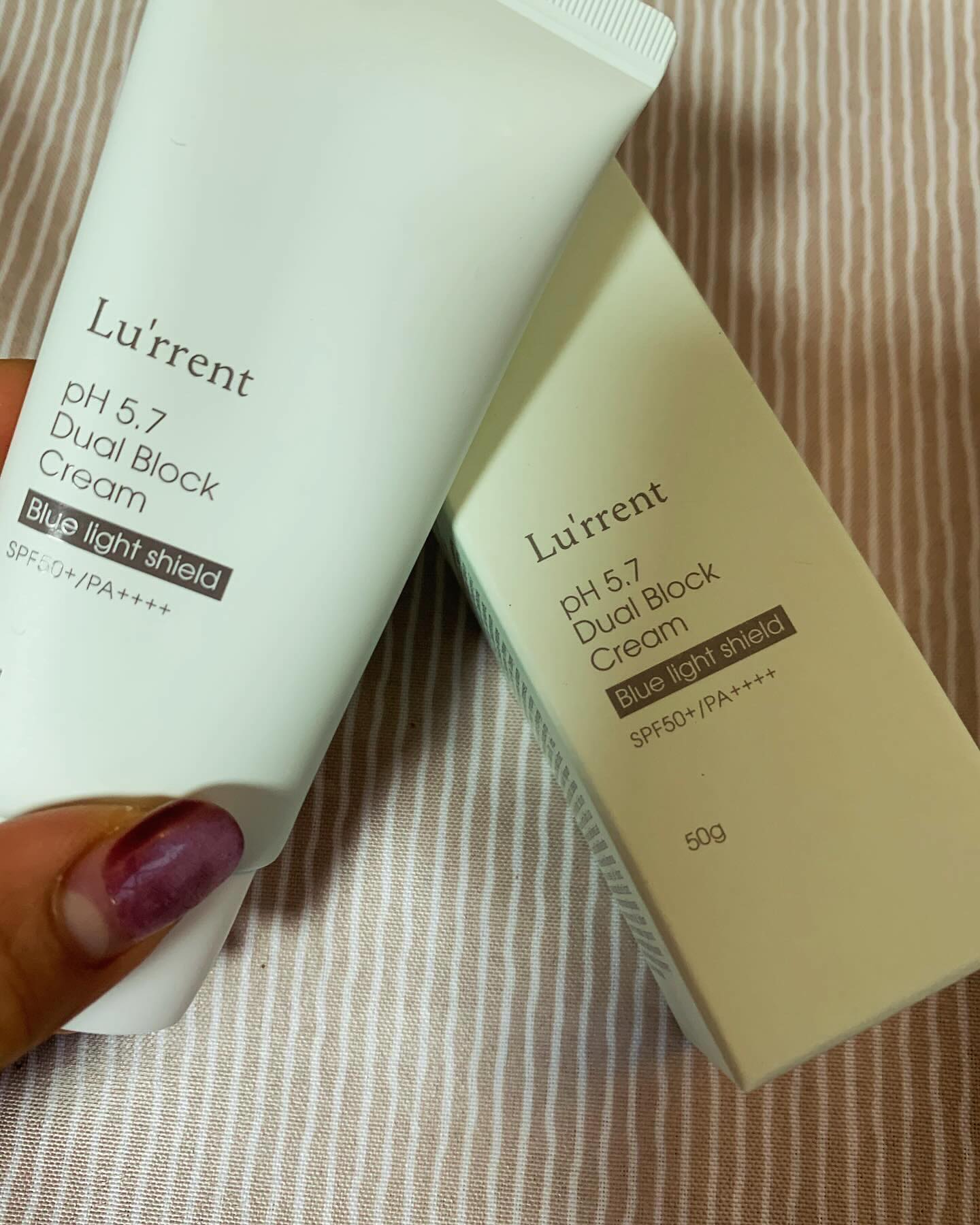 루런트선크림 
lurrent_official 

죙일 피부 사수한답시고 아무선크림이나 장착하신 저같은 휴먼빙분들이 계시다면은 

루런트선크림
일명: 내가찾던 요물같은 선크림이 여깄었네그려(?)선크림 

올해의 원픽 선크림으로 명예의 썬번(!)전당에 냅따까라 올리고 싶은

안경에만 있는주 알았던
블루라이드차단막이가 자체설계된
와나 

우리 컴터나 폰앞에서 매일 
죽어라 서성대고있는 애니바리를 위한
선크림 이 여깄었사오니 냅따 받아적어보시라고 

루런트 선크림
무기자차에 자극 제로
게다가 속광 물광 윤광은 물론
자체 스며드는 속도 남다른

한개 쟁이고 두개는 짱박아(?)어디 뒀다가 몰래 나혼자만 쓰고픈 그런 선크림이라고😊 

선크림 지수만 높으면 다좋은지 알앗건만
그거이 아녔어요여러분…. 

우린 폰에 이미 중독상황
이젠 그냥 지갑이 폰
머니가 폰
모든 폰과 컴터앞엔 휴먼빙분들 착붙어있는바 

그런데 문제는 
피부가 블루라이트때문에 썩고있;;;;;;

…. 그걸모르고
그냥 무조건 눈만 보호한답시고
안경만 써재꼈으니

이젠 피부도 보호해줘요💛 
알았으면 아니보호할수없는 제품
선크림은 어차피

펴엉생
디질때까지(?) 함께해야한다고 들은 거시기

어쨋든 무조건적으로 써줘야한다면
이왕이면 블루라이트차단 기능까지 드루간
똑똑한 놈으로다가 써주십시다☺️ 

저역시 본의아니게 매번 
컴터앞에 대기타고 앉아있어야하는 
휴먼빙으로 어찌저찌 빙의각 한바

피부사수는 
그저 때려 바르고 피부과에서 머니털리는거(?)이만이 능사가 아니었으니

이젠 
발라줄거면
무조건 블루라이트차단기능까지 드루가있는 세상 야무진 루런트선크림으로

사계절
끈적임없이
세상 촉촉 들뜸없이 
수분감이빠이 보습작렬 느낌은 덤

루런트 선크림
강력추천이요 

그간 무겁고 허옇게 뜨는 그느낌이 싫어
선크림기피증에 걸리셨다면

살포시아니고
냅따까라 루런트 강추😉💚 

한번만 발라줘도 느낌뽝
끈적임 없어 다가오는 여름에도

옆구리장착템이요😊🧡

무조건 발라야한다면
이왕이면 

피부제대로 보호되는 
그런 선크림으로 피부사수각😁🙏
