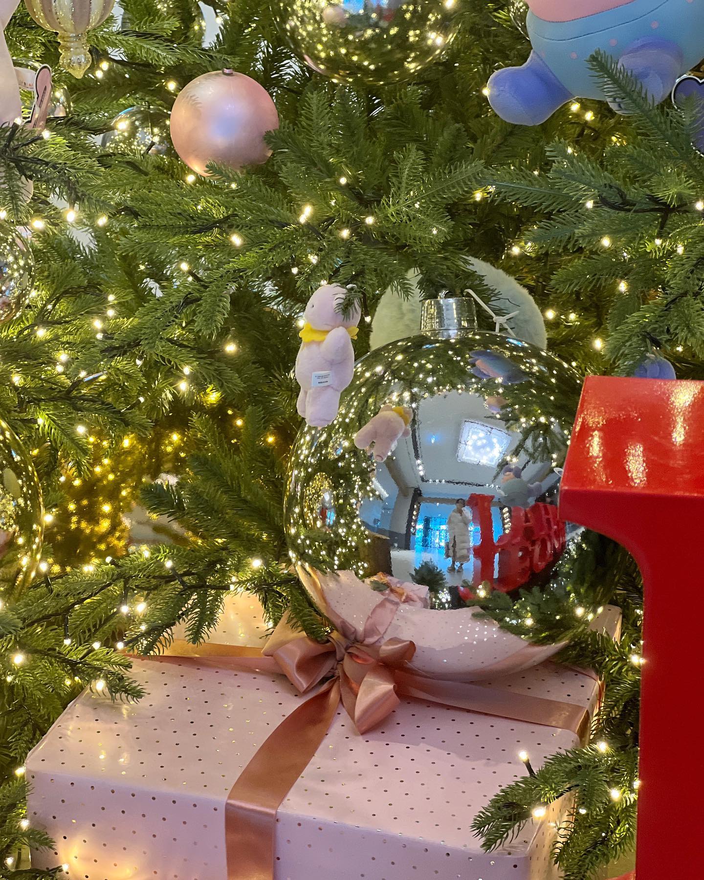 전주 한옥마을 크리스마스 #라한호텔전주 🎄

한옥뷰에 젤리베어 크리스마스 트리🎄

#전주크리스마스 #크리스마스호캉스 어떠세요?

📍전주한옥마을 오목대 근처

🏷️ 클럽라한 신규가입 시 (~12/30)
 : 성인 2인 조식 20프로 할인 & 소아 1인 조식 무료

🏷️ 데일리라이크 x 라한호텔 #인증샷이벤트
: 경주라한과 전주라한 숙박권 🎁

🏷️ 라한호텔 한옥뷰 카페 #하녹당 모니카 set 

✅너무 고층은 한옥뷰가 덜 이뻐요 중간층 추천!!

✔️온돌방과 욕조가 있어 아이와 여행 Good!
✔️한옥뷰 & 세미한옥뷰 로 추천드려요
✔️패밀리트윈 배드 룸 베이비가드 신청하심 편해요
  마루바닥이라 어린 아이들 기어다닐수 있음

🅿️ 투숙객 주차 무료 / 전주한옥마을 공영 주차장 옆

✅ 자세한 사진과 정보_ 프로필 링크 Click✨

.
.
.
#라한호텔 #젤리베어트리 #젤리베어하우스
#데일리라이크 #트리명소 #전북여행 #크리스마스숙소