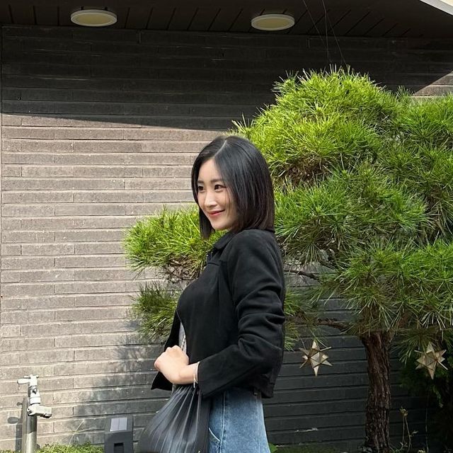 ✨찌닝‘s 출근룩 & 데이트룩 기록✨ on Instagram: "#광고
@pleatica_official 
안녕하세요, 찌닝입니다✨

한국은 이제 급 추워졌다는데,,, 스페인은 급폭염주의보가 내려졌습니다…
오늘 바르셀로나에서 세비야로 넘어가는데 세비야 35도래요,,🤣🤣

가을을 그리워하며,, 제가 차곡차곡 모아둔 마지막 적금샷 올려봅니댜..

플리티카에서 보내주신 플라움 버킷백 들고 데이트 다녀왔던 날입니다.
플라움 버킷백은 꽃의 개화하는 모습을 형상화 했다고 해요!

플리츠 디테일이나 쉐입이 너무 귀엽구 코디에 포인트 주기 정말 좋았습니댜..!
제가 짐이 터지기 직전이 아니었더라면 유럽여행에 데려오고 싶었을만큼 휘뚤마뚤템이에요.

제가 파우치, 쿠션, 네일밤, 지갑 넣었는데도 공간도 여유가 있었습니다🤭

모두 연휴 마무리 잘 하시길 바라구,,, 저는 더위와 잘 싸워,,, 보겠습니다,,,,

내일은 여행피드로 와볼게욤🫶🏻
.
.
.
.
.
.
#찌닝룩

#플리티카#버킷백#플라움버킷백#플리티카버킷백#버킷백추천#플리츠백#가죽주름백#주름백#디자이너브랜드가방#디자이너가방#가죽플리츠백#여성버킷백추천 #FlaumBucketBag #pleatica#여행가방#여성가방추천 #데일리룩#데일리가방 #티젠 #티젠주얼리 #실버주얼리 #서포터즈  #스웨이드자켓 #롱부츠 #가을코디 #롱부츠코디"