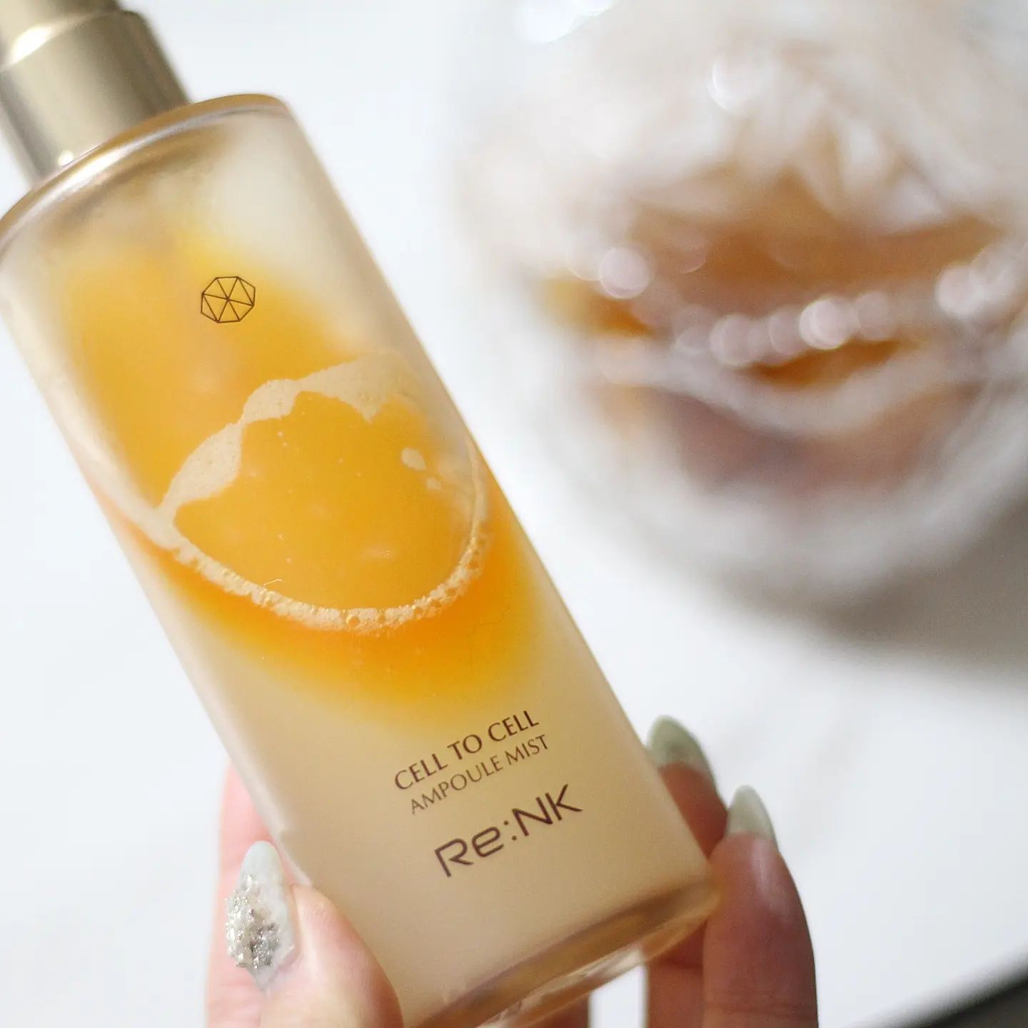 #협찬 renk_beauty #셀투셀앰플미스트 #리엔케이

저는 피부가 진짜 완전 악건성이라서
물광메이크업을 좋아하는데요~

그래서 매일 아침마다 세안후에
리엔케이 셀투셀 앰플 미스트를 뿌리고
기초화장을 시작해요

흔들어서 레이어링해서 사용하는건데,
꾸준히 써보니 수분이 속부터
채워지는 느낌이라 속당김까지
잡아주는 것 같아요

뿌리고나서 두드려서 흡수 시켜주면
끈적임없이 산뜻하게 마무리되는데
은은한 광채가 올라오면서
윤기나는 피부로 완성!

이거 덕분에 추운겨울 끄떡없네요 🧡

#애견 #앰플미스트 #맛집 #광채미스트 #일상 #뷰티 #셀투셀 #주름개선 #다이어트 #미백 #리엔케이미스트 #건강 #기능성화장품 #미스트 #패션 #리엔케이기초 #셀투셀미스트