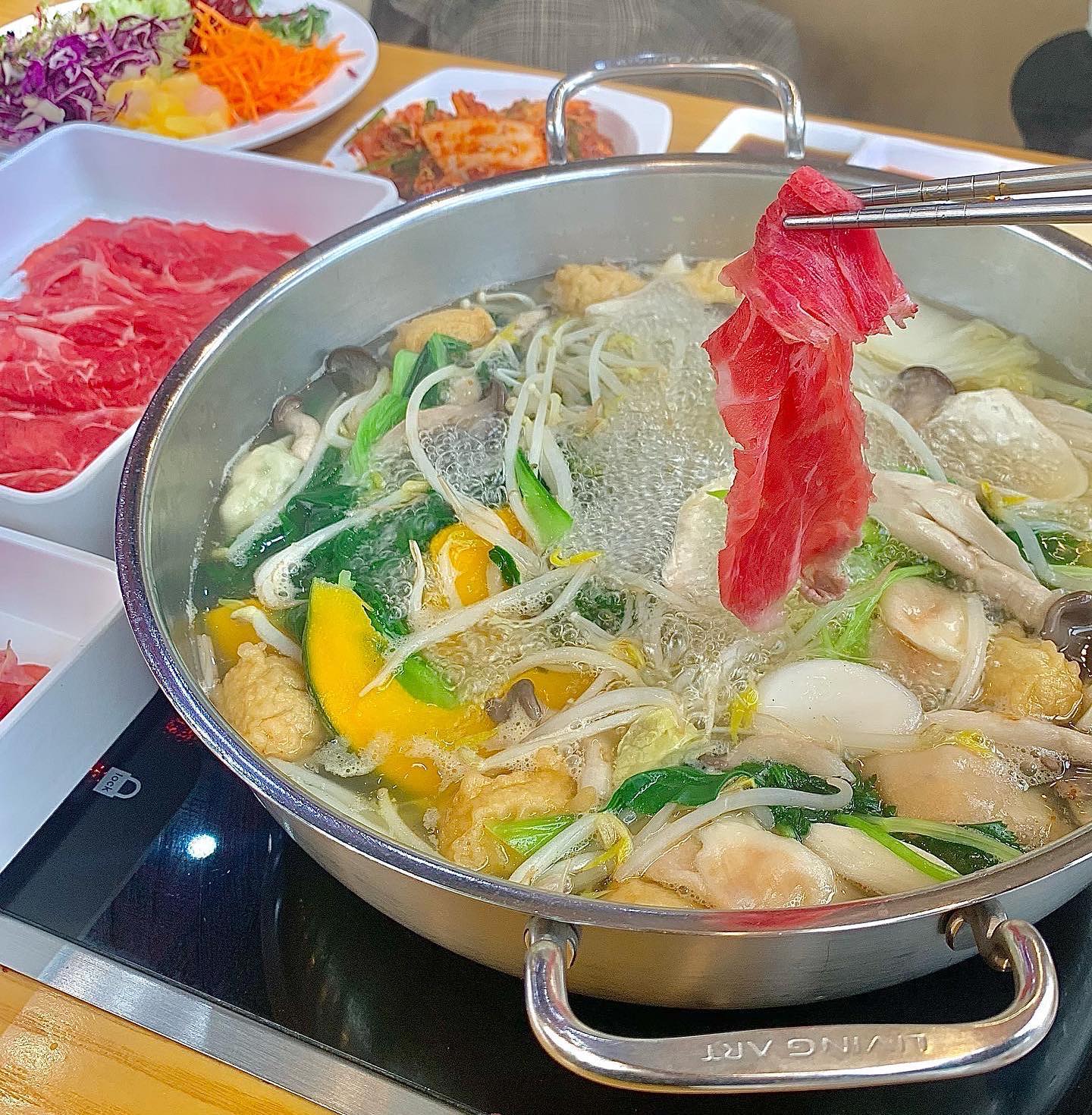 #협찬 #샤브플란트

이번에 다녀온 곳은 소고기 샤브샤브 무한리필 맛집이다🥩🤎

뷰도 좋고 공간도 널찍하고 깔끔한
논현동 핫플!!!

소고기뿐 아니라 월남쌈 무한리필에
치킨이랑 떡볶이 볶음밥 등 사이드 메뉴까지 무한으로 먹을 수 있다 💛๑ᵔ⩊ᵔ๑🧡

칼국수에 죽까지 마무리로 먹을 수 있는데
너무 배불러서 죽까지는 못 먹었구..
영수증 이벤트 하면 소고기 50g 주시는데
집 가서 볶아먹으면 너무 맛있다!!

마무리로 스타벅스 원두커피까지 알찬 식사였다ღ-ღ

📍인천 남동구 논현동 747-1 5층
-평일 점심 소고기 무한리필 19,800
-평일 저녁 주말 공휴일 소고기 무한리필 22,800

#샤브플란트인천논현동 #인천논현동맛집 #무한리필맛집 #인천샤브샤브 #인천맛집 #인천논현동샤브