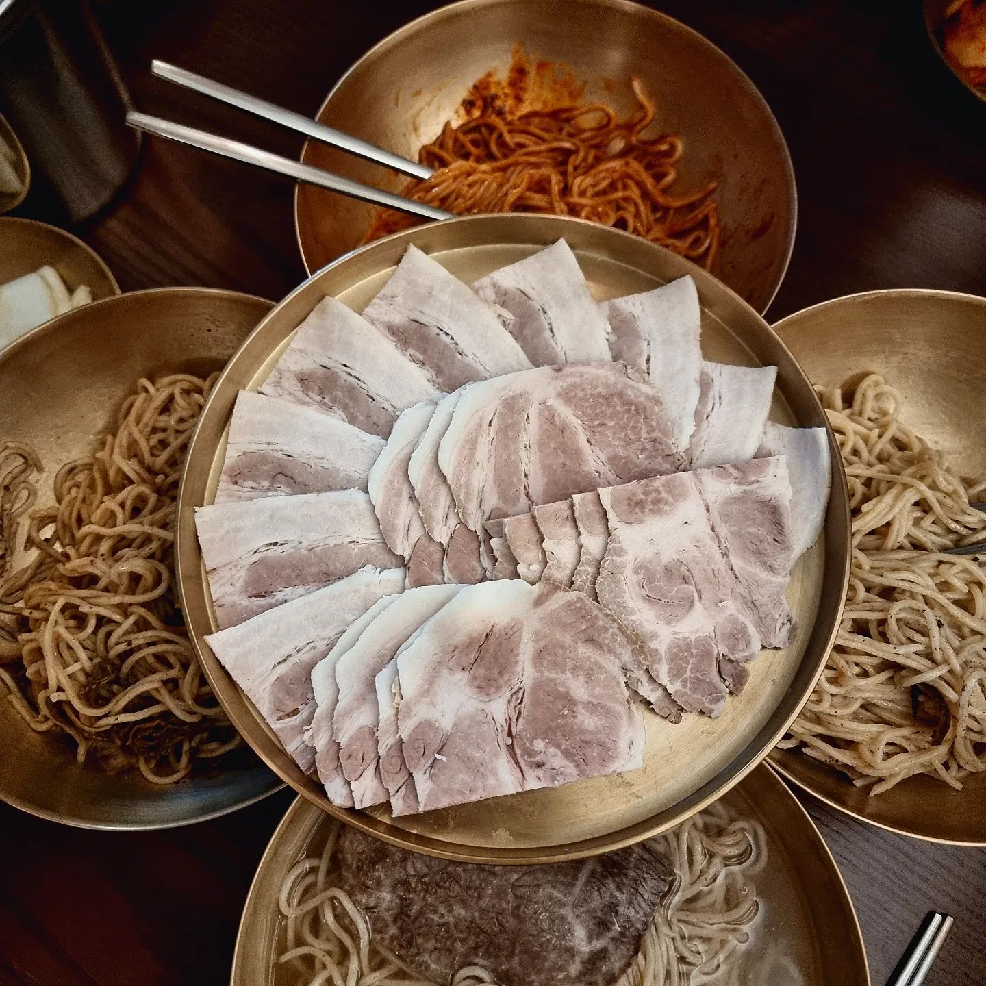 면은 밀가루를 사용하니까 몸에 나쁘다고!
면은 밀가루를 사용하니까 몸에 나쁘다고?

📌 유기농 터키산 통밀
📌 프랑스 통밀
📌 경남 사천 백강 통밀

직접 로스팅한 📌 유기농 녹두 📌 백태
자가제면 하는 여기는 #면서울 입니다 

이 면은 과연 어떨까요? 
김도윤 쉐프의 이 면은 과연 어떨까요? 
미쉐린 1스타 김도윤 쉐프의 이 면은 과연 어떨까요?

시그니처 면을 바탕으로 나오는
다양한 바리에이션의 메뉴들 

그리고 전골, 수육, 육개장들
맛은 자극적이지 않지만 
집에 와서 누우면 그 자극이 생각나는 맛 

가격도 굉장히 합리적이니
부담 없이 꼭 들려보시면 좋겠습니다 

#윤서울 #김도윤 #김도윤셰프 #압구정로데오
#압구정로데오맛집 #압구정로데오밥집 
#압구정로데오역맛집 #김도윤쉐프