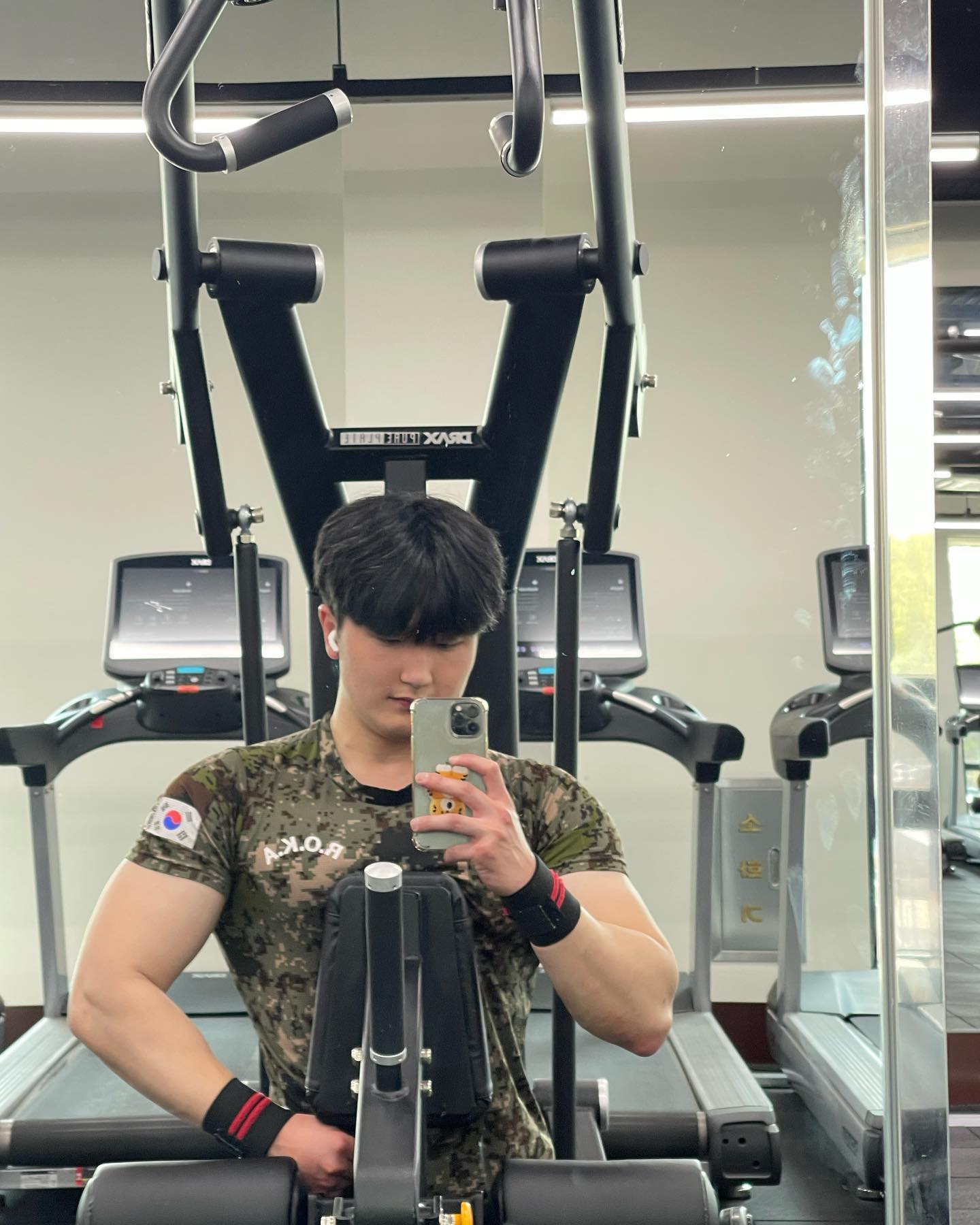 2023.4.27 운동기록📝

🔥가슴 운동🔥

✅벤치프레스 55kg 15회 2set 
  60kg 15회 1set
  65kg 15회 1set
✅인클라인 벤치프레스 45kg 15회 2set 
  50kg 15회 2set 
✅머신 체스트 플라이 55lbs 15회 5set

🔥등 운동🔥

✅맨몸 풀업  12회 5set
✅원암 시티드 로우 50kg 15회 1set
  55kg 15회 2set
  57.5kg 15회 2set
✅하이 로우  45kg 15회 2set
  50kg 15회 2set
✅암 풀다운  40kg 12회 3set

⏰휴식시간 : 1분40초

목요일 운동 완료🔥🔥
오늘은 가슴과 등운동을 끝냈어요😆 시간이 없어서 마지막 등운동을 못 끝낼 거 같았는데 쉬는시간을 짧게 가져가니까 다행히 다 끝낼 수 있었네요😊😊
.
목요일 운동하신 인친님들 고생하셨구 좋은 밤 되세요🤗🤗