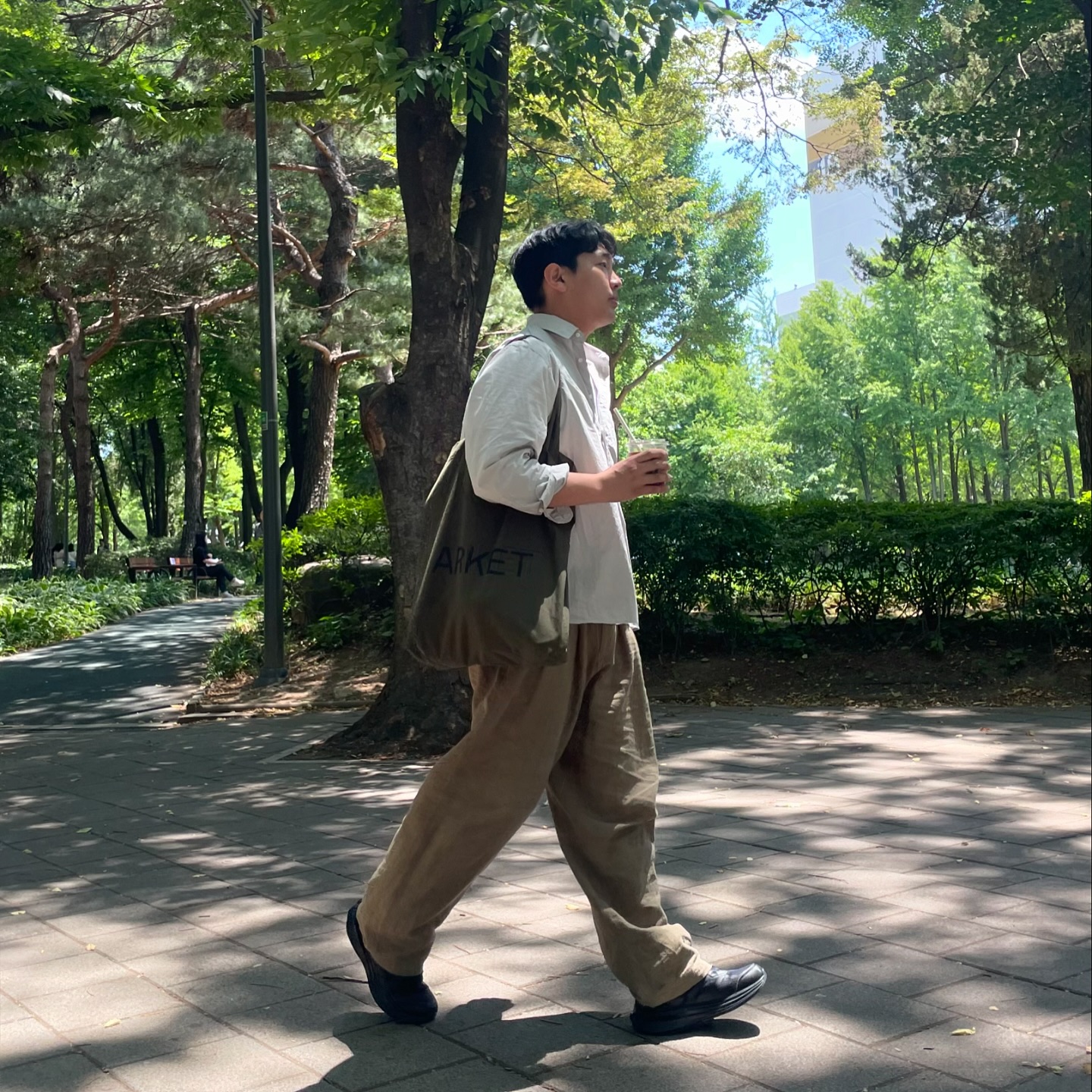 treksta_official 
이번에 트렉스타에서 신상으로 나온 핸즈프리 클라우드 운동화
너무 예쁘지 않나요??

손대지않고 뒤꿈치를 뒤로 끌어 신끈을 조이고
뒷꿈치 버튼을 툭 누르면 한번에 풀수있는 
똑똑한 핸즈프리 운동화인데요.

매일 신발끈 풀려 묶기에 지치신분 
자주 신발을 신고 벗는 환경에 있으신 분들
누구나 너무 편하게 신고 벗을 수 있는 컴포트화에요.

기능성이 1순위로 맘에들지만 디자인또한 심플하면서 감각적이라
어떤 코디에서 잘 어울려서 손이 많이 가는 운동화랍니다.

통풍이 좋은 메쉬 그리고 No-Sew 공법으로 경량화 해서 가볍고
요즘같은 날씨에 신기에 딱이에요.

적당한 쿠션감으로 착화감도 편해서 나들이 갈때 요즘 제 애용템 입니다.

 #트렉스타 #Treksta #트렉스타핸즈프리 #핸즈프리 #handsfree #컴포트화 #편한신발 #편한운동화 #운동화 #김원준신발 #김원준운동화
