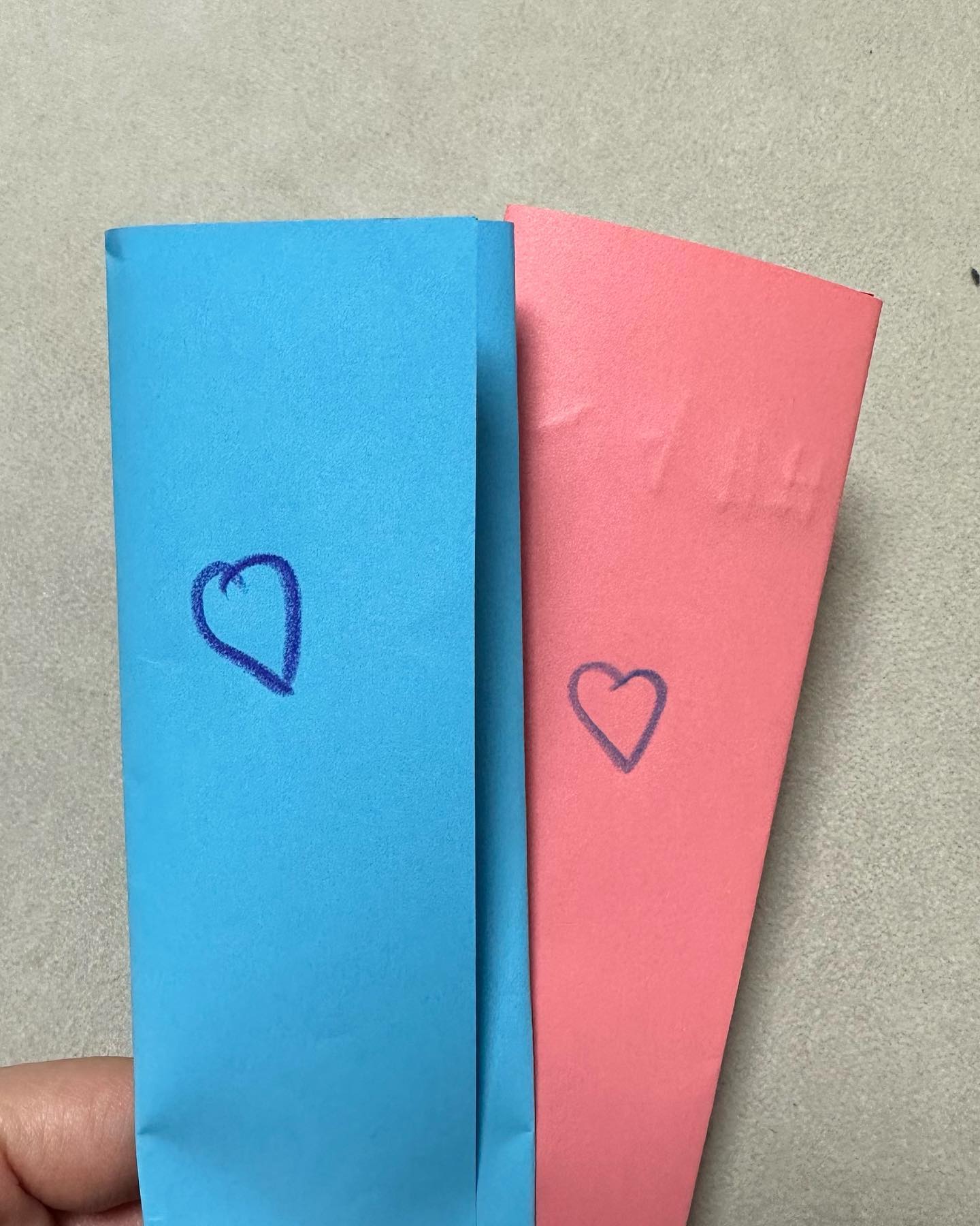 .
한글에 관심이 전혀 없었던 8살,
그 누구의 권유도 가르침도 지시도 없이
생각부터 실행까지 자발적으로 쓴 편지
그리고 열심히 그린 ‘사다리타기’가 아니라 ‘직선타기’
‘꽝’이 아닌 ‘쾅’ ㅋㅋㅋㅋㅋㅋㅋㅋㅋ