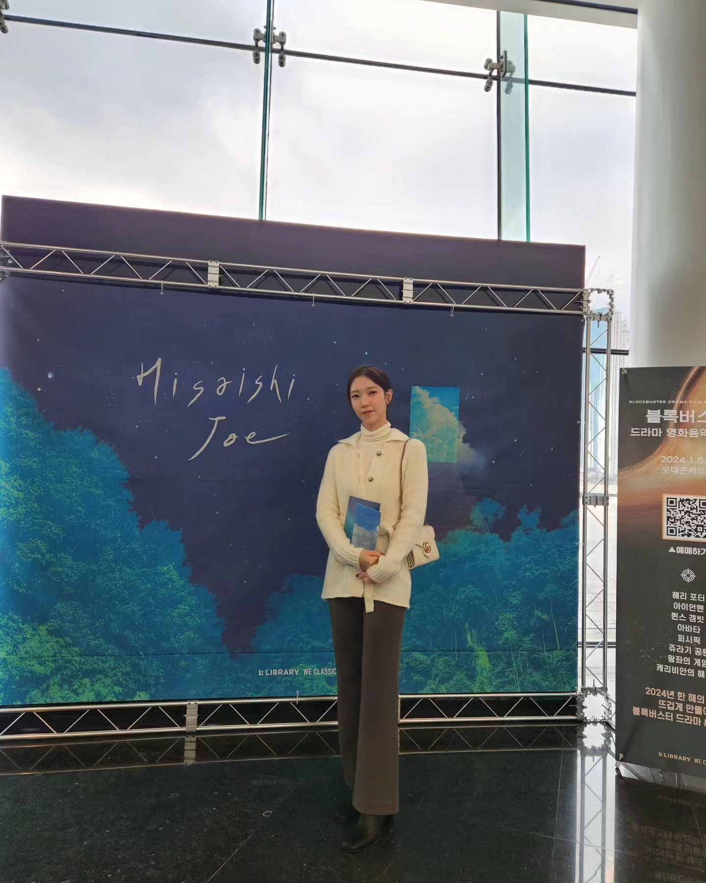 벌써 일주일이나 지난 2023년12월31일 마지막날
인천아트센터에서 열린 '히사이시 조 영화음악 콘서트' 
보러간날🎶

어렸을때부터 공연하고 공연보러다니느라 여기저기 다 다녀봤지만,
송도 살면서 인천 아트센터는 처음으로 와보았다!

공연장도 멋지고, WE필하모닉 오케스트라의 연주도 좋아서 
귀호강 하고왔다. 

괜히 그들의 연주를 듣고 있으면 얼마나 연습을 많이 했을까?라는 생각에 괜히 공감되면서 눈물이 핑😢
여튼 부모님도 즐거워하셨으니 만족👍

송도에도 무용공연  할수있는 큰 공연장이 생겼음좋겠다🫶
올해도 송도아트센터에서 다양한 연주회가 있으니
기회되시면 꼭 한번 가보시는길 추천드립니다🩷

#송도국제도시#인천아트센터#히사이시조