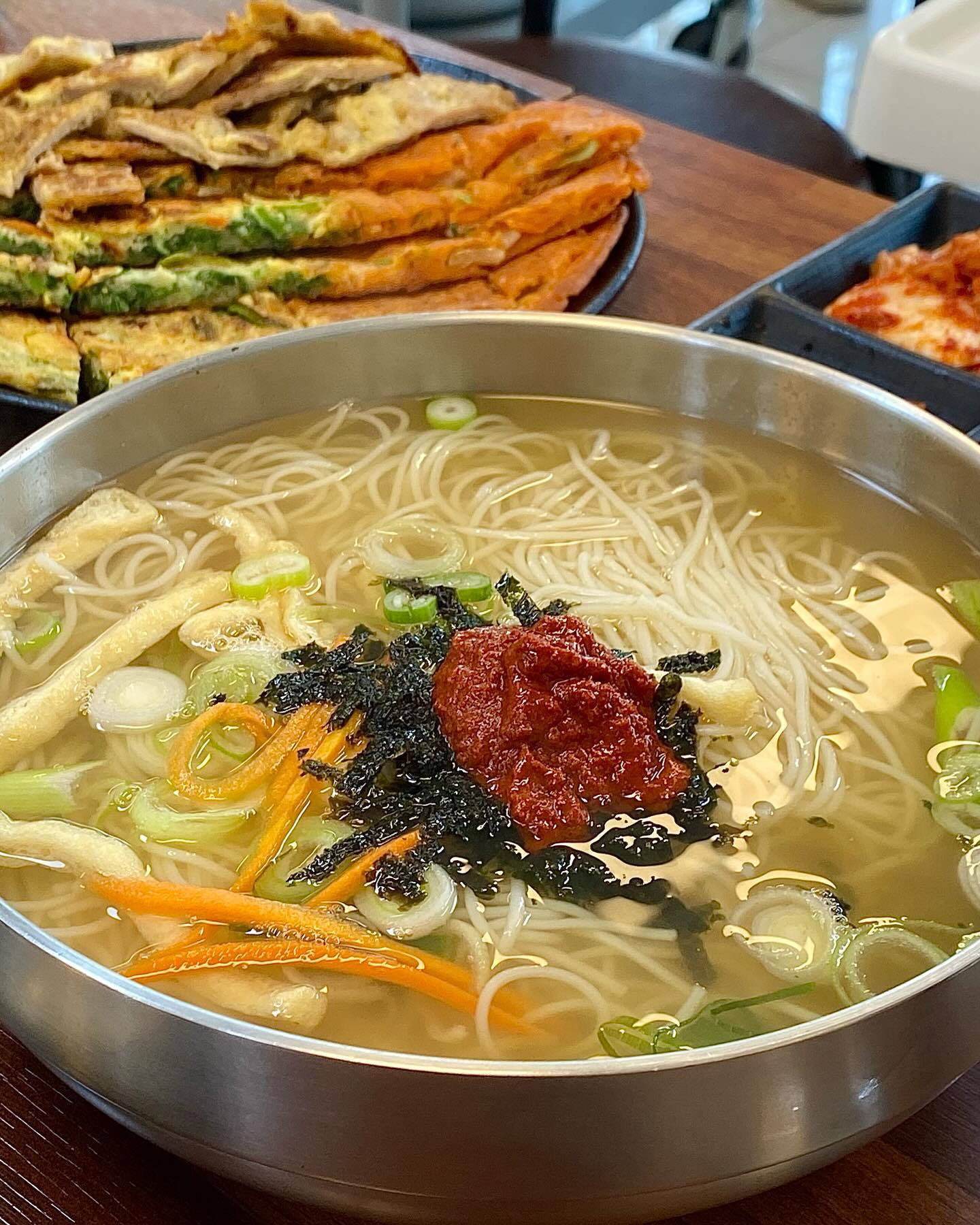 #협찬 행주산성 육전 잔치국수

국수&전+행주산성 코스✨
잔치국수 맛집🍜

📍주소 : 경기 고양시 덕양구 행주로 69 1층
📍영업시간 : 월요일 정기휴무
  화-일 : 10:00-18:30
📍주차가능, 자전거 주차가능
📍아기의자 : 0

🏷️ 잔치국수 7,000
🏷️ 비빔국수 7,000
🏷️ 얼큰 잔치국수 7,000
🏷️ 모듬전 ( 육전+부추전+김치전 ) 14,000

잔치국수 양 완전 혜자!!!
국물, 면은 추가가 가능해서 극강의 가성비!!!
공기밥은 1000원에 원하는 만큼 먹을 수 있어요!!!
진짜 갓.성.비⭐️

면도 탱글하고, 육수도 구수하고 깔끔해요!
비빔국수에 들어가는 야채들도 신선하구요!
얼큰 잔치국수는 진짜 얼큰해요! 기본 잔치국수에 +얼큰함🔥

#육전 꼭 시키세요!!!
김치전, 부추전도 너무 맛있는데,
육전은 꼭 먹고가야합니다!!!

메뉴들 포장도 가능하다고해요!!!

라이딩하다 잠시 들러서 먹기도 좋고!!
포장해서 먹기도 좋고!!
매장도 넓어서 가족끼리 와도 좋을 것 같아요!!

📍가성비 뛰어난 국수와 전을 판매하는곳으로 청결한 매장, 주차공간 여유롭고 반려동물 동반 가능해 가족단위로 오시기 좋은 식당입니다

#행주산성맛집