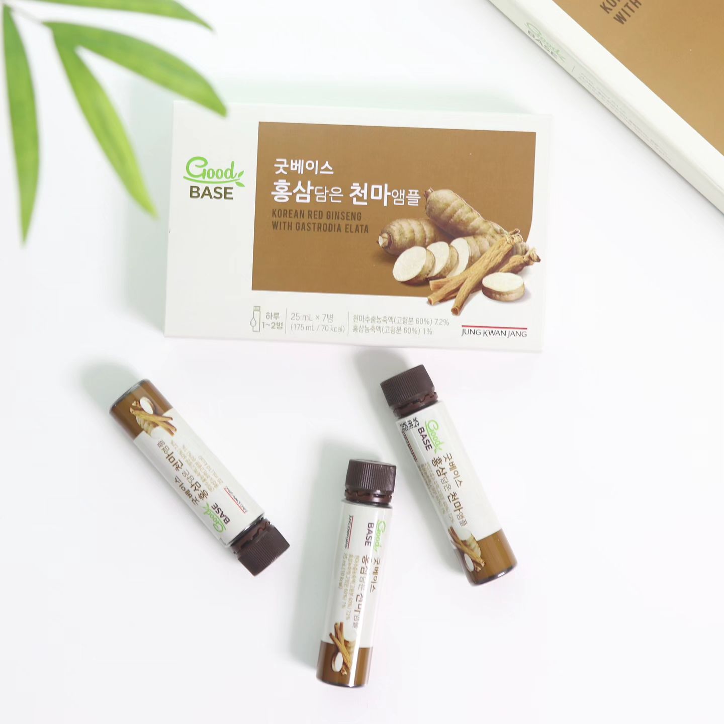 #협찬
쌓여가는 피로에
늘 파이팅 넘치던 모습은 사라진지 오래
.
일상의 활력 충전을 위해
매일 아침 #홍삼담은천마앰플 로
하루를 시작하고 있어요😊
.
'하늘이 내리고 땅이 키운다' 라고 할 정도로
귀하디 귀한 약초로 알려진 천마!
알고보니 마와는 결이 다르더라구요~
.
천마는 처음 접해보았는데 우려와 달리
향이나 쓴맛이 강하지 않아서 거부감도 들지 않고,
앰플병타입으로 휴대와 섭취가 간편해서 넘 좋았어욤👍
.
하늘에서 내려온 귀한 천마와 6년근 홍삼을
엄격하게 만들어 원료부터 자신있다니
이러니 믿고 먹을 수 밖에ㅎㅎ
역시!! 정관장 굿베이스❤️
.
.
.
연구개발 및 유통전문판매원 : ㈜한국인삼공사
제조원 : 인성제약㈜ 식품사업부
.
#굿베이스#굿베이스천마#천마#건강스타그램