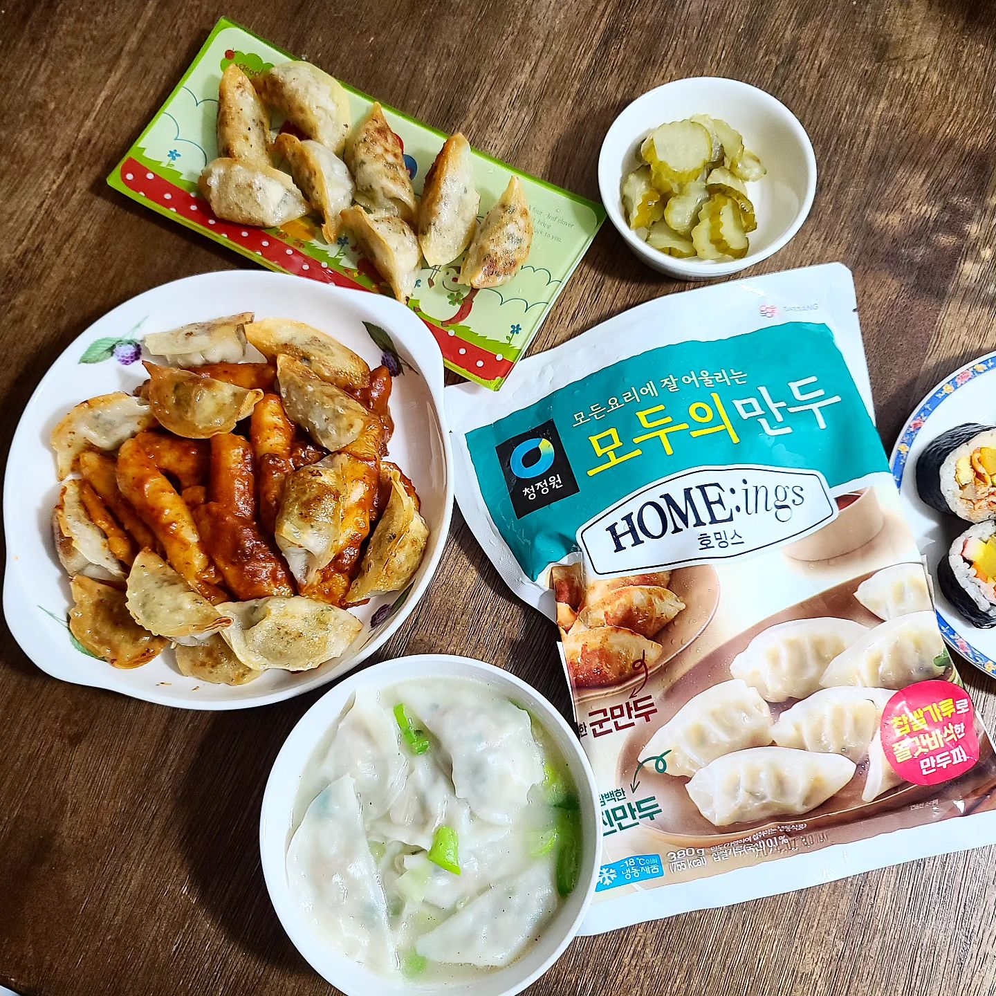 #협찬 #호밍스신제품 #모두의만두 #만두요리 #gafildlife  호밍스맛있더라🎶🎵 수능금지곡 🎶 처럼 계속 맴도는 ~~ 저만 그런가여? 
궁금 했는데 ~
청정원이 만든 가정간편식 브랜드로
#청정원호밍스 의 
한입 사이즈로 먹기 좋고 
조리하기에도 간편한 #모두의만두  얌얌~
.
찹쌀가루를 넣어 쫄깃바삭한 만두피가
찐만두, 군만두, 물만두 ~
#모두의만두  하나로 
바싹 군만두와  쫄깃한 피 좋아하는 
취향도 만족 !!
국산 돼지고기와 신선한 야채로 꽉 채워
담백한 만두소 ~ 굿!!
.
튀김 대신 떡볶이와도 잘 어울리고
사골만두국으로도 맛있고 
간편하게 ~ 근처 마트에서 구매할 수 있어
좋네요 
.
.
.
.
.
chungjungone chungjungone_life 
#호밍스 #청정원호밍스 #호밍스가맛있더라 #호밍스신제품 #호밍스만두 #모두의만두 #만두요리 #homeings #만두추천 #간편식