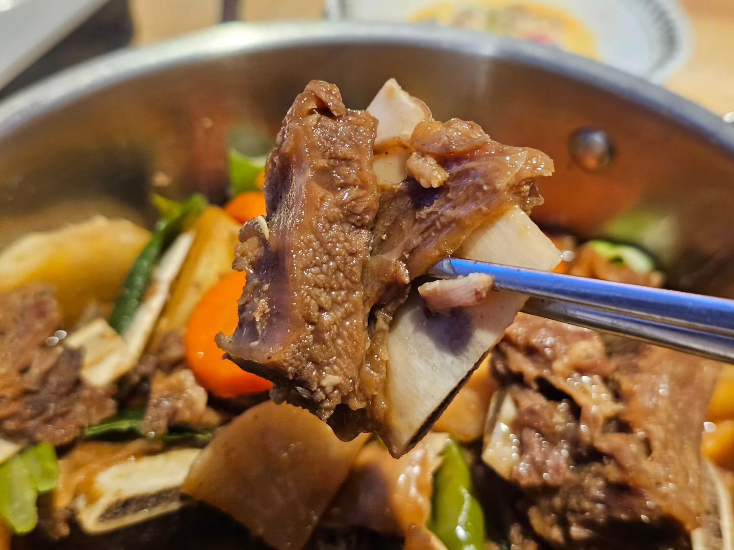 #협찬 #월성유통

갈비찜, 갈비탕 한번 해먹으려면 핏물 빼고 
질기지 않게 잘 만드는게 늘 어려운 일이었는데
그 중노동이던 갈비찜도 10분이면 뚝딱 만들 수 있는 #소갈비캔

참치,꽁치캔은 자주 먹었어도 갈비캔이 존재했다니
완전 신기방기🤣🤣

무 촵촵 썰어서 깔고 당근,양파,감자,대파,마늘 때려넣고
캔에서 갈비 꺼내서 얹어주고 양념 휘리릭 올리면 끝!
갈비탕은 더 간단😆
서비스로 챙겨주신 갈비탕 육수 베이스 넣고
비율 맞춰서 물만 넣으면 끝!
퇴근 후에 이렇게 뚝딱 갈비찜을 해서 먹을 수 있다니👍👍
진짜 완전 편해서 홀딱 반해버림🫶

뼈도 쏙쏙 빠지고 고기는 너무 부드러워서
갈비찜 별로 안 좋아하는 우리집 까칠씨도 잘 먹어서 기분이가 굿굿😍ㅋ

양도 넉넉해서 찜도 하고 큰 냄비에 갈비탕도 넉넉하게 끓이고 며칠동안 포식중
가성비 짱이라 구매의사 완전 100%

무방부제, 무색소, 무첨가제 소갈비캔
👇구매링크👇
https://smartstore.naver.com/mns0208/products/5078973794
ㆍ
ㆍ
#소갈비탕 #탕요리 #간편식 #갈비탕맛집 #건강 #보양식 #간편국 #소갈비찜 #갈비캔 #갈비요리 #소갈비 #먹스타그램