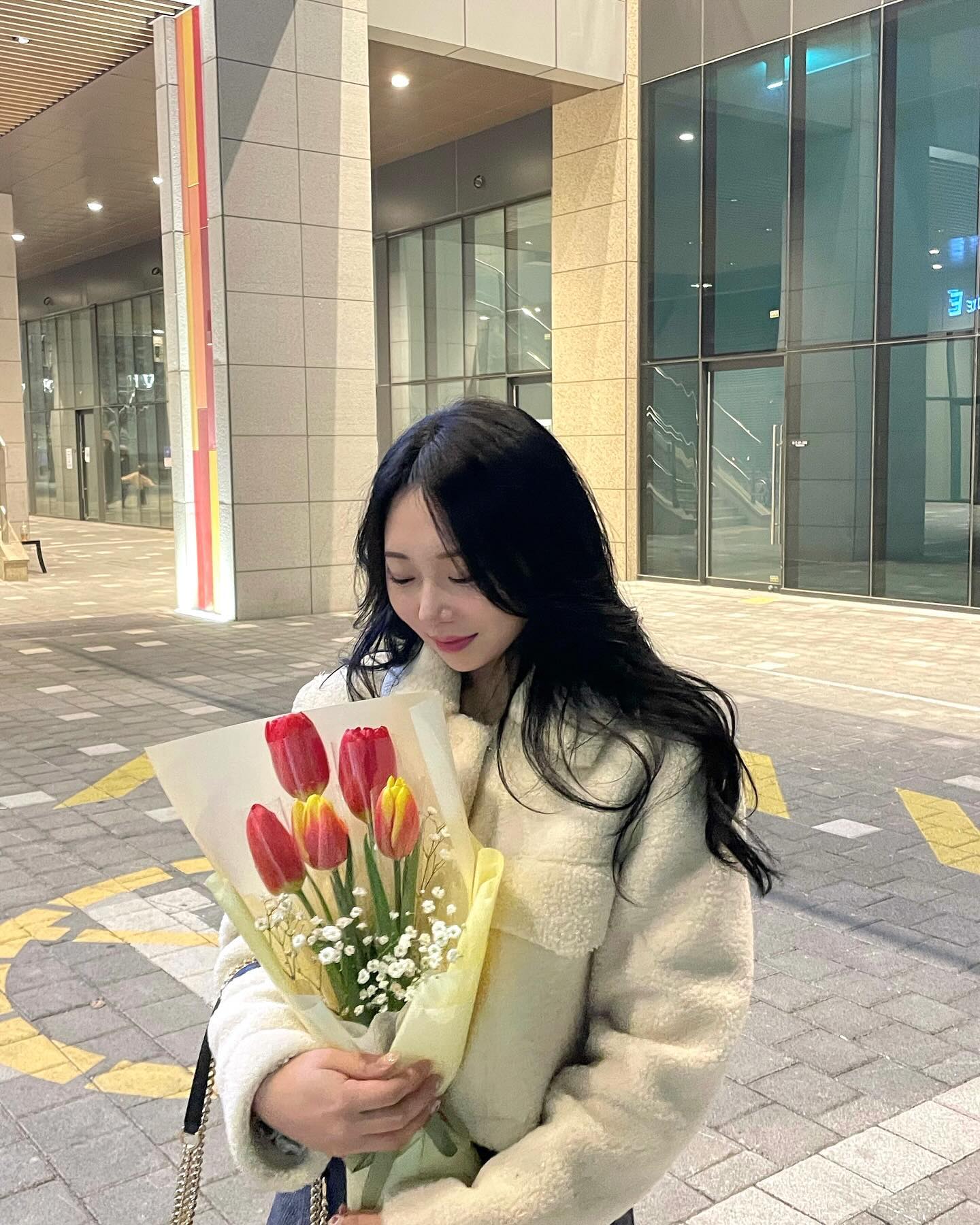 퇴사날 올리는 이틀 전 일주년 사진🌷
그리고 웡카 보고 다음날 초콜릿공장 가동한 나🍫

나 네 번째 사진 맘에 드는데 머리카락 땜시 조커같아ㅠ̑̈ 
#웃는남자