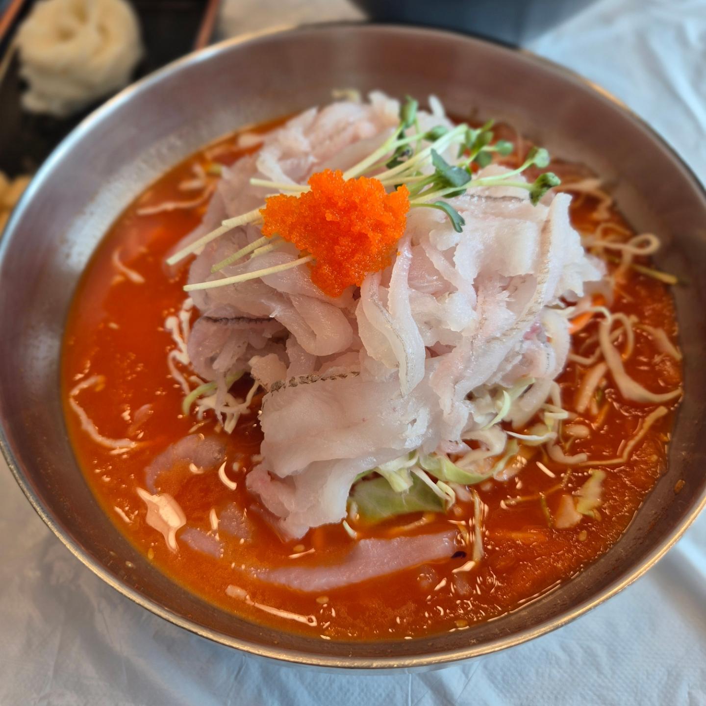 양양 나만알고 싶은 찐 맛집🤖
물회 + 섭국 식감부터 맛이 미춋습니다
일단 물회는 너무 마싯고
섭국은 처음 먹어봤는데 
'섭'이 사투리로 홍합이라는 뜻이래요ㅋㅋ
양양 죽도부근에 오시면 꼭 가보세요

#양양#양양맛집#양양물회#양양섭국#양양바다#바다#양양식사#강릉#해변맛집#양양점심#양양여행#차박#여행맛집#강릉맛집#강원도맛집
