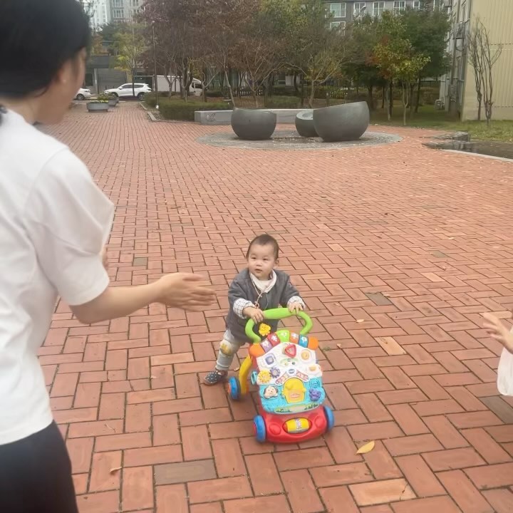 👶🏻D+353~359🐯
1. D+353  우연히 마주친 삼촌, 이모가 놀아줌😁
2. D+354  미끄러질 뻔 해서 당황했지만 자연스러운 척 ∪･ω･∪
3. D+355  볼풀장 생김 (ˊᵒ̴̶̷̤ ꇴ ᵒ̴̶̷̤ˋ)و
4. D+356  윙크 고수 ෆ⃛(ᶿ̴͈᷇◟̵◞̵˂͈᷆ ფ
 난 독감, 코로나 백신💉 같이 맞아서 당분간 양 팔이 너덜너덜한 상태🤪
5~6. D+357  윗니 등장👍🏻😬🦷
신생아 때는 엄~청 컸는데 지금은 낑겨서 움직이질 못해서 귀여운데 웃기고 ⠀̆̈
 옷과 계절과 아가의 성장이 타이밍이 안 맞을 때 넘나 아쉽따🥹
7. D+358  이렇게 잘 먹는 줄 알았으면 진작에 빨대로 바꿔줄걸 너무 쑥쑥 크네 🍼
8~10. D+359  낑겨서 버둥버둥ㅋㅋㅋ 몇번 못 입어서 역시나 아쉽다🥺
 돌잔치 옷 피팅 중! "아가 is 뭔들" 이라 금방 골랐는데 내 몸에 어울리는 옷 찾느라 이거 입어보고 저거 입어보고 예전 몸매로 돌아가고 싶다아아아 (੭ ˃̣̣̥᷄⌓˂̣̣̥᷅ )੭⁾⁾