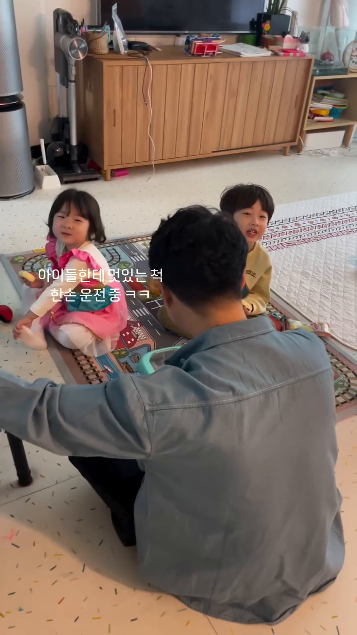 레이싱어드벤처 공구중 !!

레이싱어드벤처🚘 추가 수량 입고 되어
판매중인데 지난 공구가 보다 하향되어
현재는 공구가 3만원대로 득템 가능‼️
수량이 한정이라 놓치셨던 분들 빠른 구매 추천 드려요👍🏻

자동차 안좋아하는 아이들 없죠 ㅎ
돌무렵엔 핸들장난감만 있어도 유모차에서
잘놀던 로로들인데 직접 모의 주행이 가능하니
너무 좋아해요! 심지어 으른도 함께해유 ㅋ

애들 앞에서 멋있는 척하는 로빠는
한손 운전하다 사고 냈어요🤷🏻‍♀️
운전할때 방심은 금물 !!! 집중합니당 ㅎㅎ
두개 사서 같이 경주처럼 게임하면 더~~
재미있을 것 같아서 공구가가 내린김에
저도 하나 더 질렀습니당✌🏻

✡️어린이 안전 확인 KC인증 완료 제품
(KC인증 안받은 제품은 불법입니다 아이들이
사용하는 제품이니 안전성 확인된 제품하세요:)

🔸재미있고 신나는 레이싱 게임
• 우주선 / 자동차 테마 두가지 종류
• 아이들이 좋아하는 운전 시뮬레이션
• 음향효과 (자동차/경찰차/소방차 /경적 사운드)
• 편리한 두가지 충전모드 (USB/배터리)

한정수량 입고!! 품절 시 종료됩니다
지난 가격보다 내렸으니 빨리 득템하셔유💗

#자동차장난감 #레이싱장난감 #자동차러버
#장난감추천 #장난감공구 #장난감스타그램 
#아들장난감 #아들선물 #운전장난감 #운전게임