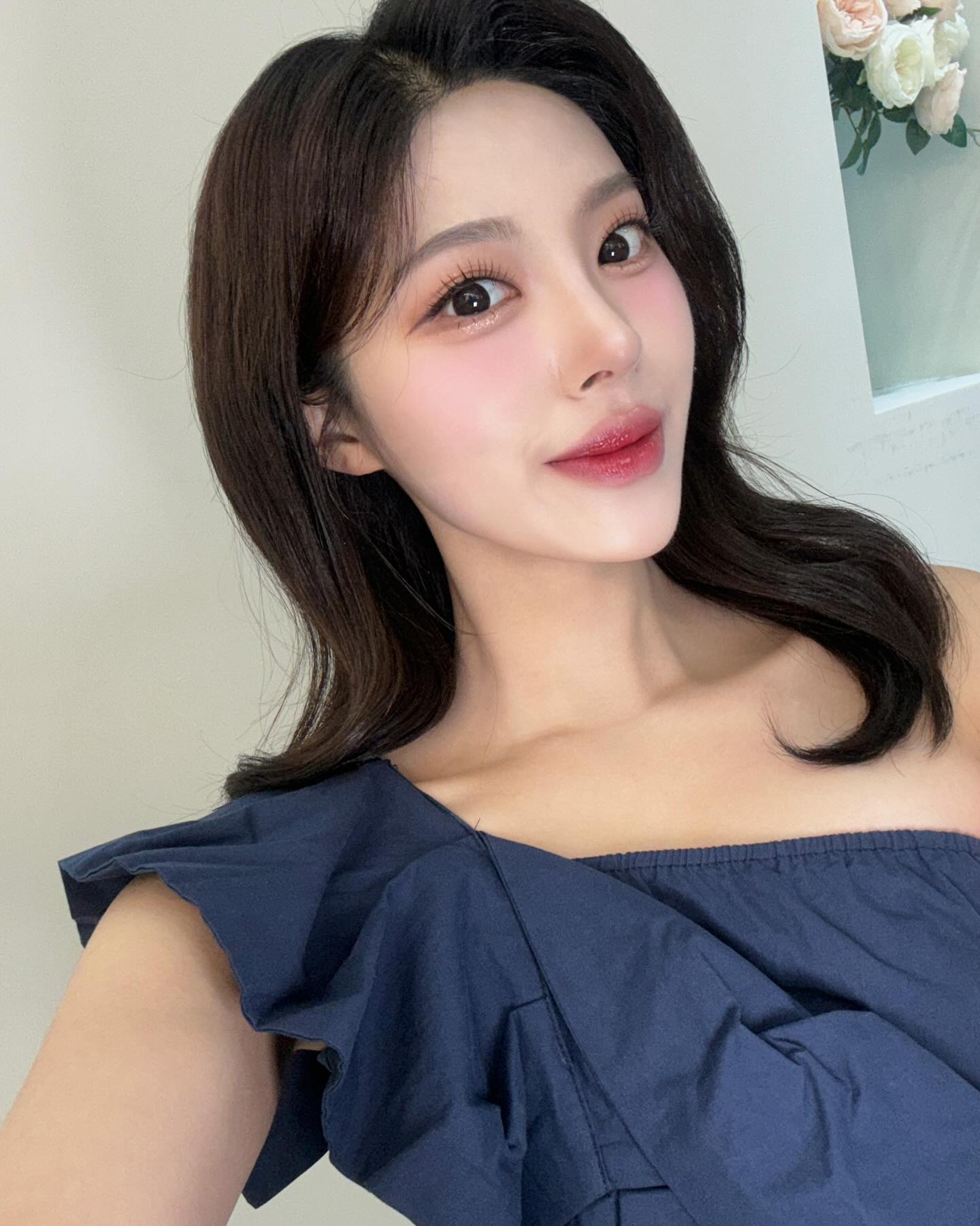 밤양갱 나눠 먹을사람~?
😞: 내가 메이크업 받는 날= ☔️🌨️
H&M: grida_cheongdam_makeup bnboo_jj ♥️
.
.
.
.

.
.
#청담 #메이크업 #아나운서메이크업 #청담피부과 #추천 #티타늄리프팅 #4주차 #비그만 #눈멈춰 #맞팔 #선팔 #좋아요 #셀카