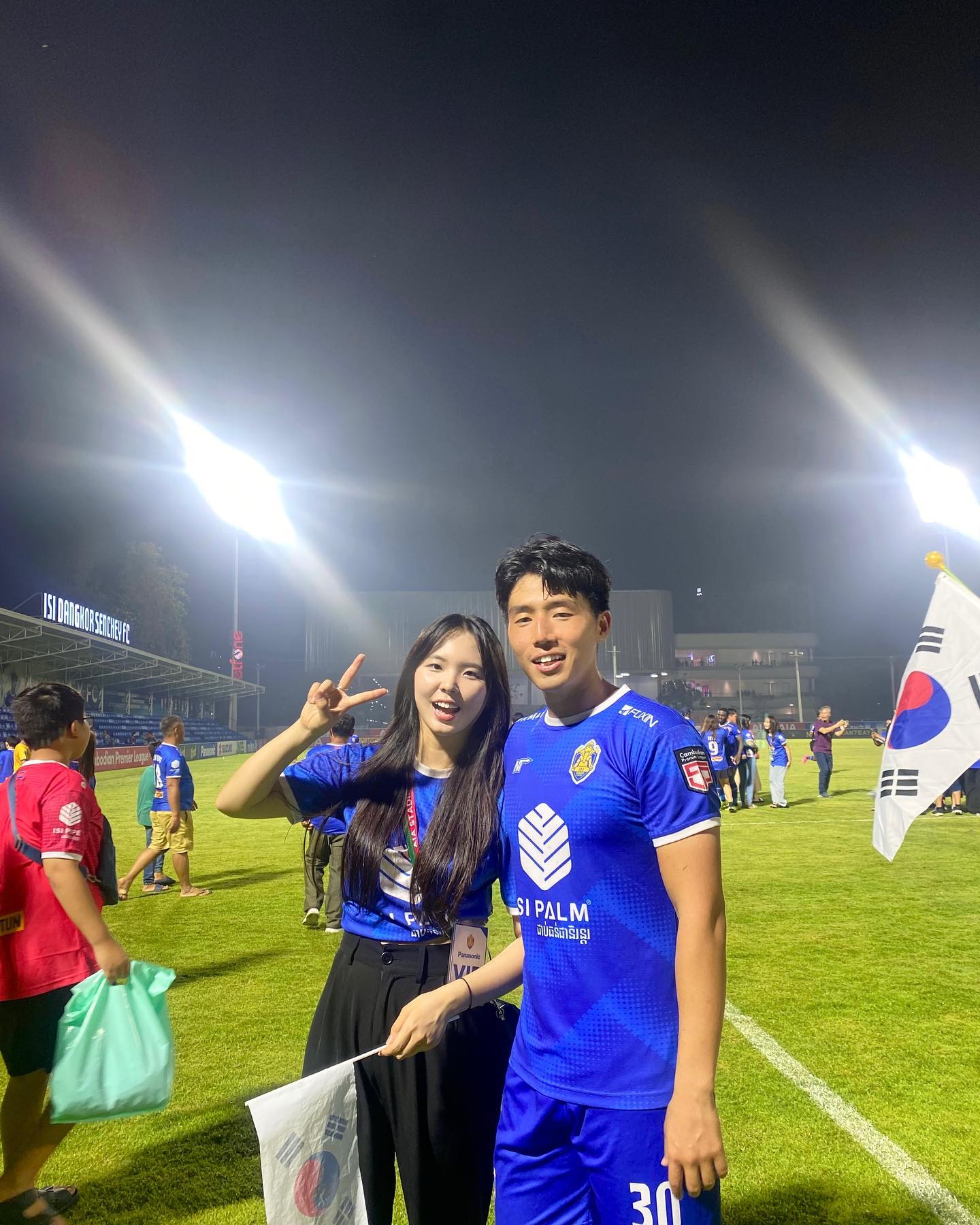 캄보디아 축구와 스포츠 문화가 점점 발전되는 순간들을 지켜보고 함께하는 지금, 한 마음으로 응원해서 더욱 재밌었던 경기 🇰🇷🤍
태극기를 챙겨오신 선교사님들과 어린이친구들 정말 센스쟁이✨
모두 모두 감사하고 죽빵 맞았지만 참은 울 진령이는 최고야🥺