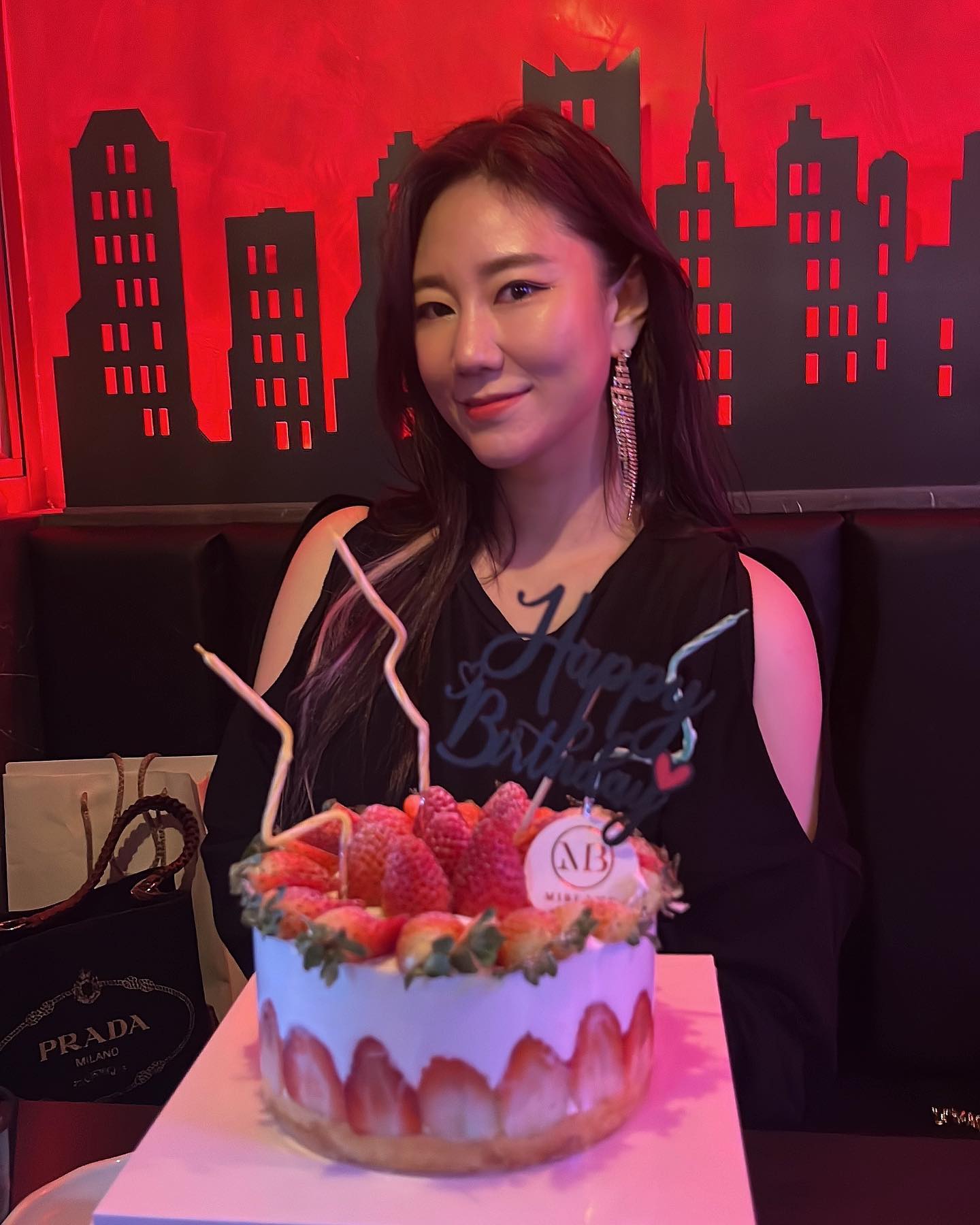 나의날🎂🎉🥳
오랜만에 사진 하나 건짐ㅋㅋ
이번년도도 행복한생일 보내게해줘서 모두 고마워요❤️
주말이라 아직 도착안했지만 집으로 보내준 선물들도 잘쓸게유😘
월미도도 다녀오고 재밌었당! 이제 노는거 끝났으니까 연말까지 빡세게 다욧합니당🏃‍♀️🏃‍♀️🏃‍♀️
.
#생일 #축하 #고마워 #내생일 #나의날 #셀카 #케이크 #미블랑 #딸기 #드디어 #먹음 #영등포 #재밌지 #월미도 #파티 #선물 #셀피 #일상 #친구들 #다이어트 #시작 #hbd #selfie