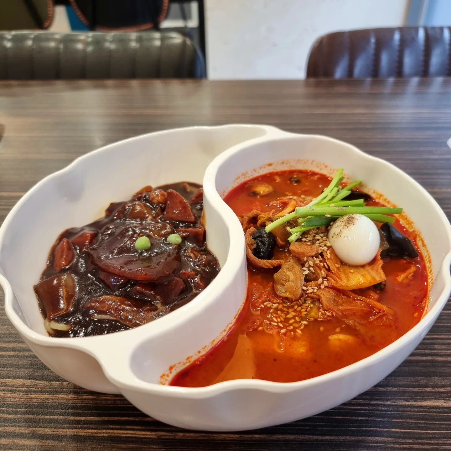 🍽#협찬 #2023혠님맛집 백서른일곱번째집
🍜🍶#짬뽕지존 원주단계점
☝🏻중식당
🗺강원 원주시 서원대로 165-3
아트스페이스빌딩 1층
⏰️매일 10:00 - 21:30
21:00 라스트오더
휴무 확인하세요!
📋지옥 짬짜면 2단계 13,000원
📋찹쌀 탕수육(소) 18,000원
📋맛보기 군만두(5pcs) 4,000원
📋이과두주 5,000원
👶🏼동생 퇴근 전까지 혼자놀기
연휴에 한가롭게 비까지 와 주니
짬뽕이 더 맛있을 수 밖에요
게다가 이과두주 오랜만👶🏼👍🏻
.
#여행 #맛집 #카페 #술
#food #coffee #alcohol
#hyennimmm #혠님
#혠님원주 #혠님중식
#좋아요반사 #맞팔 #소통 #일상
#KOREA #Korean #Southkorea
#instafood #instagood