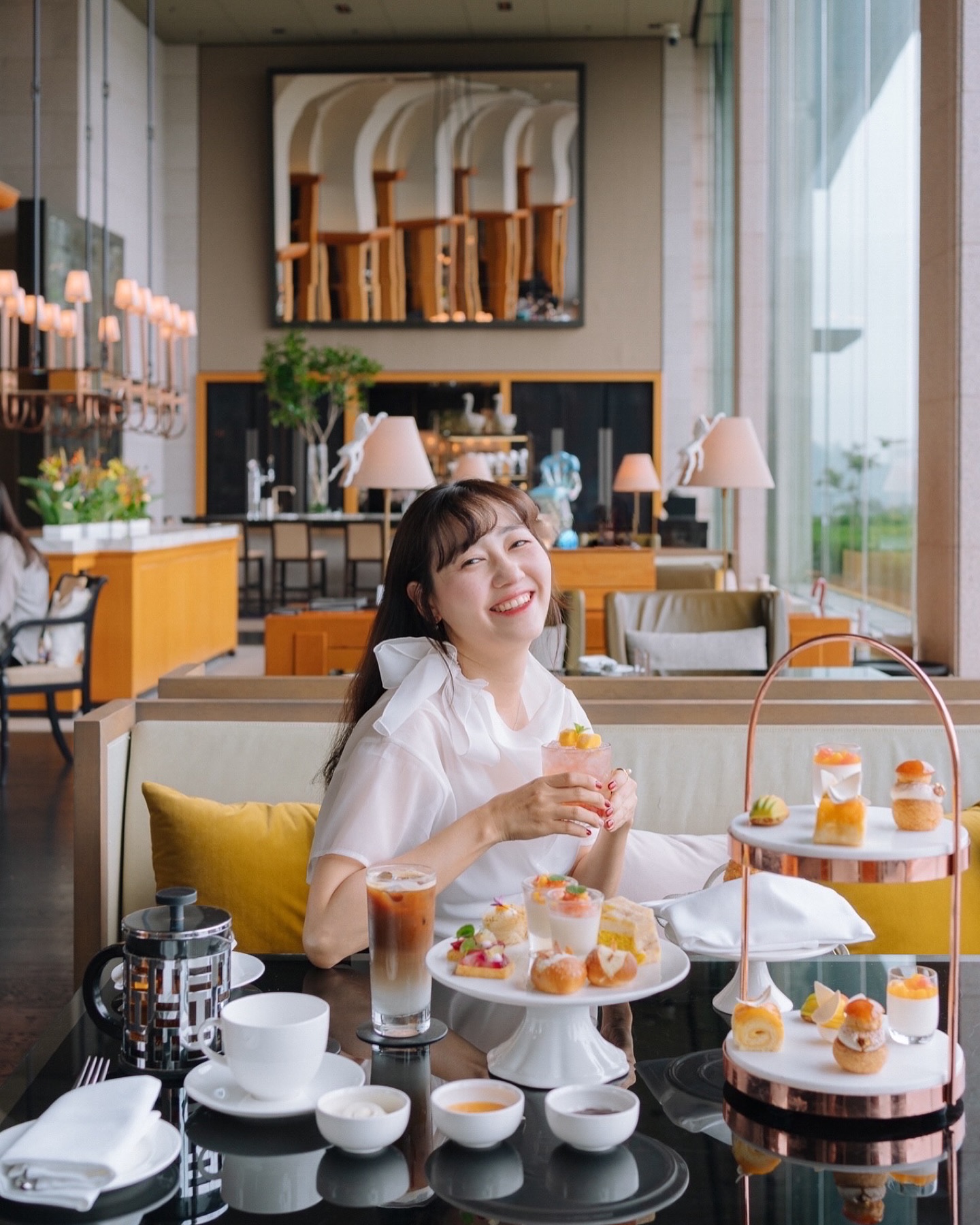 🥭𝓓𝓪𝔃𝔃𝓵𝓲𝓷𝓰 𝓜𝓪𝓷𝓰𝓸 𝓐𝓯𝓽𝓮𝓻𝓷𝓸𝓸𝓷 𝓣𝓮𝓪 @ Gallery 
🏷️Tʜᴀɴᴋ ʏᴏᴜ | grandhyattseoul

눈으로 한 번, 입으로 두 번 즐기는
그랜드 하얏트 서울 갤러리의 애프터눈 티 다녀왔어요

참고로 여긴 완전 뷰 맛집이죠🩵 비 오는 날의 감성 나쁘지 않더라구요 ☔️우울할땐 뭐다? 달달이 먹으면서 멍때리는 시간도 나쁘지 않은 거 같아요.

이번 그랜드하얏트서울의 “다즐링 망고 애프터눈티”는 망고, 복숭아, 자몽을 주 재료로 사용한 싱그러운 달콤함을 느낄 수 있는 디저트로 ☀️뜨거운 햇살과 높은 습도로 지친 기운을 복돋아 보심 어떨까요

기간 : 2024년 8월 31일 토요일까지 
운영 시간 : 1:30 PM ~ 17:00 PM 
장소 : 갤러리 로비 라운지 
주소 : 서울 용산구 소월로 322, 그랜드 하얏트 서울 L층 (로비층) 
가격 : Weekday - KRW 100,000 / Weekend - KRW 150,000 (for two)

#초대 #그랜드하얏트서울 #갤러리 #다즐링망고애프터눈티
#GrandHyattSeoul #Grandhyattseoulgallery #애프터눈티 #망고애프터눈티