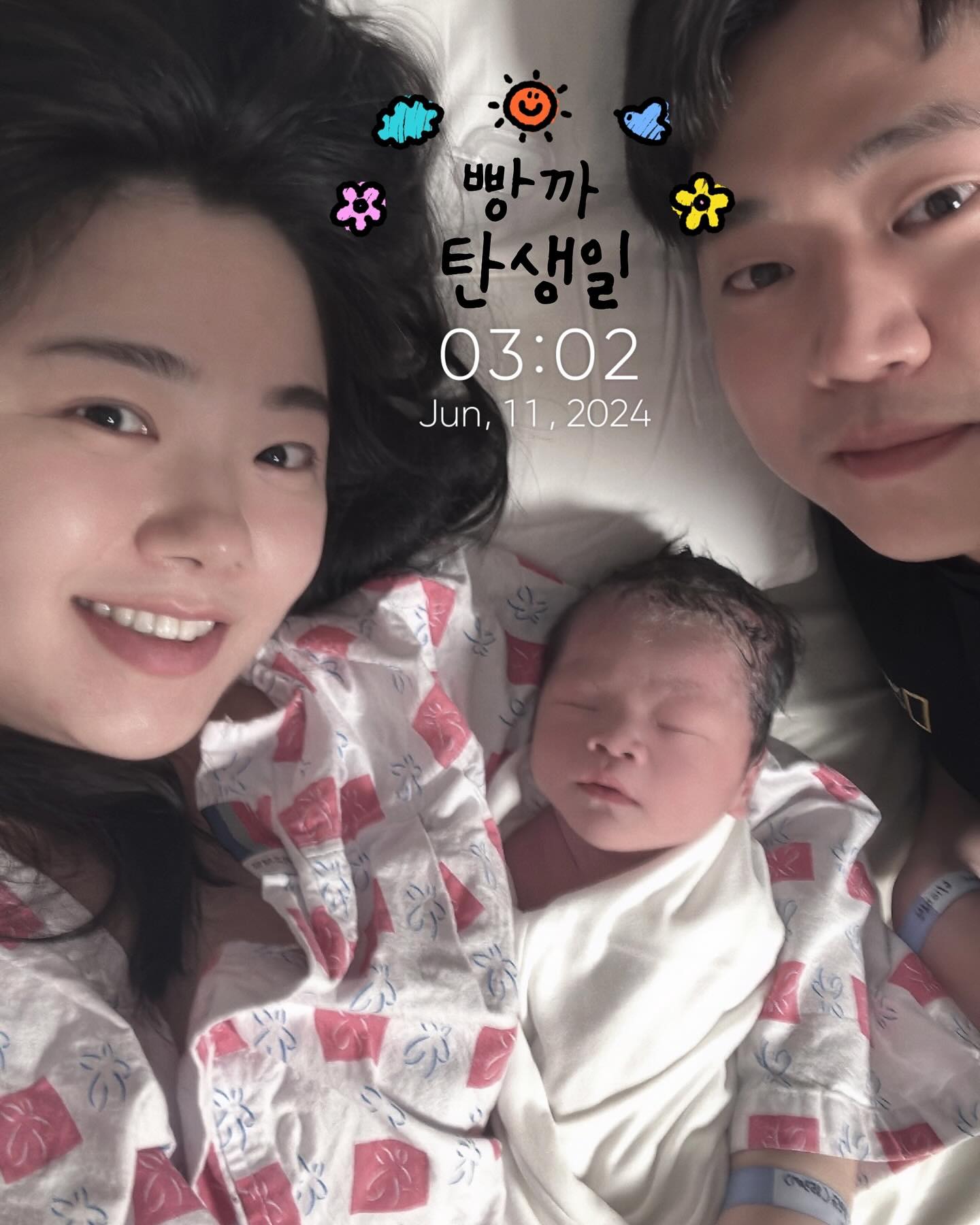 ･ᴗ･ 
2024.06.11 화 새벽 3시 2분 건강하게 빵까가 태어났어요🥳 예정일 6일 앞두고 괜히 집 창고 정리하고파서 정리하다가 갑자기 양수 터져서 급하게 병원가서 4시간만에 세상에 도착한 우리 사랑둥이 빵까❤️ 찐진통에 낳을 때 힘주는 고통은 말도 못하지만 말도 못하게 귀여운 빵까 보니까 그냥 행-복해
.
1-2 #자연주의출산 #첫가족사진
빵까 태어난 직후 같이 찍은 우리의 첫 가족 사진👦🏻👩🏻👶🏻 자연주의출산이였기때문에 밍규가 첨부터 끝까지 함께할 수 있어서 너무 좋았지. 진통내내 백허그하며 감통 도와주고 뽀뽀세례도 잊지못해. 아늑한 분위기에서 우리답게 출산한 자연주의출산 최고.
.
3-4 #캥거루케어 #태반사진
자연주의출산의 또다른 좋은 점은 엄마 아빠 둘 다 캥거루 케어가 바로 가능하다는 점. 태어나자마자 맨살로 품에 안겨지는건데 아빠도 했어서 그런지 벌써 애착형성된 것 같고 내 품에 왔을땐 본능적으로 가슴을 무는데 그 느낌이 말로 표현이 안되는 행복감이다.가슴을 벗어나서도 입모양은 빠는 모양새. 귀여워🥰

그리고 캥거루 케어하는동안 태반은 자르지않고 태맥이 다 멎을 때 까지 기다려주는데 그 태반 사진이 또 아주 소중한 추억이다(민감할 수 있어서 안올림)
.
5-6 #분만실꾸미기
자연주의출산의 특이점. 좋아하는 원피스를 입고오라고하고 도시락을 싸오라 하고 아기맞이 분만실 꾸밀 용품을 가지고 오라고한다. 출산은 두려운 것이 아니라 아름답고 경이로운 것이니 그 감정 그대로를 소풍하듯 맞이할 수 있게끔 해주는 것. 

누군가는 거추장스럽다할지 몰라도 의미부여하는 거 좋아하는 나는 너무 좋았다. 하지만 급작스런 출산으로 출산계획서 아빠다짐 부분은 쓰지도 못하고 ㅋㅋ 또 용품들 챙기지도 못해서 입원실에서나마 꾸며본...ㅎ
.
7-8 #신생아냄새 #태어난지2일차
태어난지 2일된 우리 빵까는 진짜 귀엽다. 똘망똘망하다는 표현이 맞는 것 같다. 밍규랑 귀엽다고 몇백만번 이야기하는지 모른다. (벌써 도치맘빠?ㅋㅋ) 근데 사실은 이런 귀여운 생명체를 태어나게 해줘서 고맙다고 말해주는 밍규가 더 좋은 것.
.
9-10 #아빠랑아들 #애착형성
나도 빵까를 귀여워하지만 수유가 끝나면, 기저귀 가는 게 끝나면 곧장 침대로 뉘이는 편인데 밍규는 목적이 끝나도 빵까를 끼고 장난치고 놀아준다. 그냥 꿀 떨어지는 중-. 그 모습이 예뻐보여서 카메라를 자꾸 들게되지.

이틀차 엄마빠지만 느끼는 감정은 무수히 많은 우리-. 근데 그 감정이 다 끈끈하고 좋은 느낌이란 말이지. 이렇게 가족이 되는거죠❤️