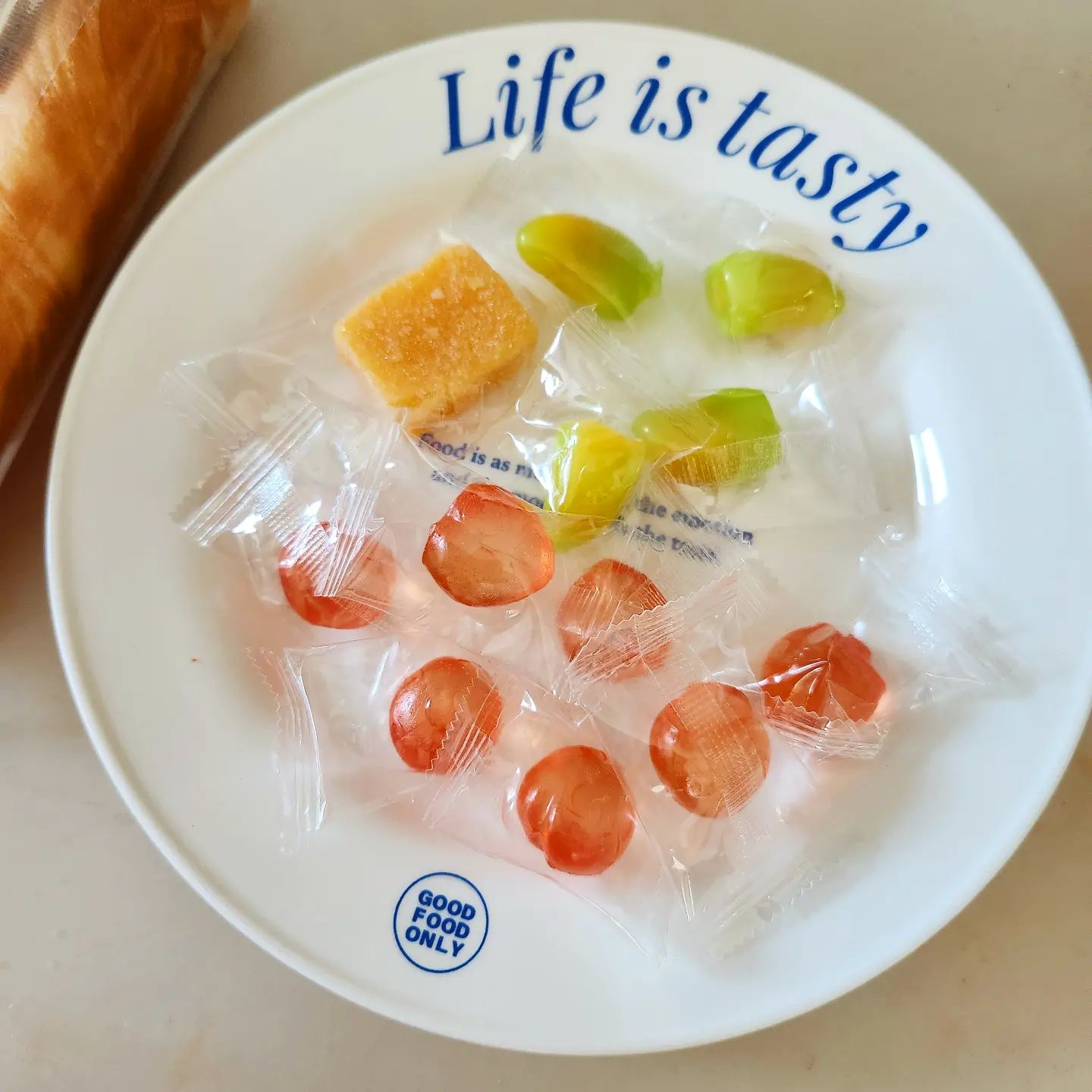요즘 핫하다고해서 사봤는데..음 글쎄~ㅋ
그냥 맛있는 젤리인것으로 !!!ㄹㅎ
그린망고랑 복숭아 맛있음!

깡통시장 유명젤리도 사봤으나
그냥 젤리?
코코넛맛은 돈값을함!

#까먹는젤리
#한번잡솨봐
#겉쫀속쫀