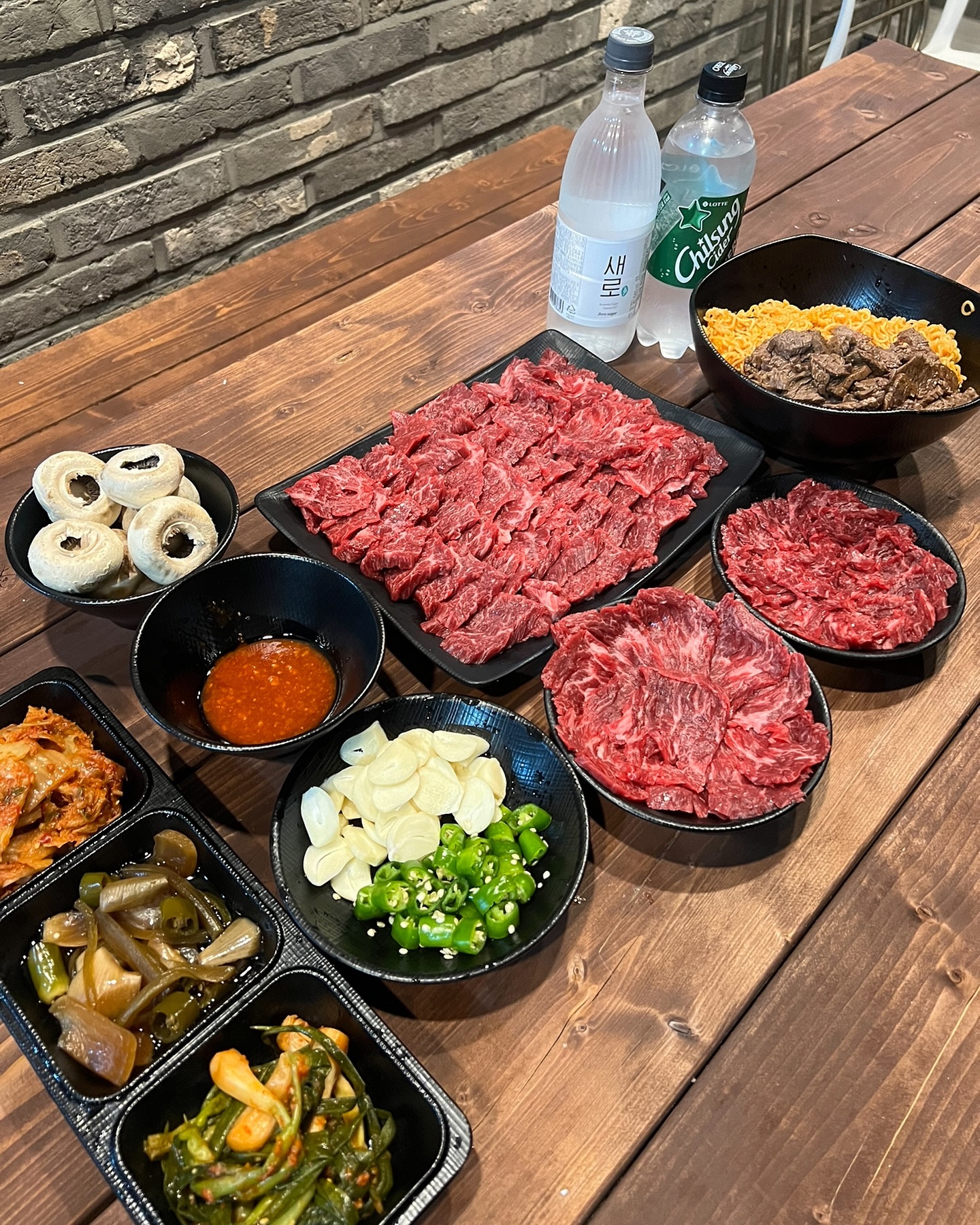 펜션에서 육사시미♥️🤍♥️🤍
소고기 원없이 먹었어요....
생으로도 먹고, 구워서도 먹고...
소고기를 하도 먹었더니 물리더라고요

그래도 아주 맛있게 잘 먹었습니다!
입에서 사르르~ 녹아요 녹아ㅋㅋㅋ

여행은 먹으려고 하는 거 맞죠?
여행은 살 찌우려고 하는 거 맞죠?

#육사시미 #육사시미구이 #소고기
#소고기구이 #육회 #여행 #펜션여행
#고기 #먹는여행 #먹스타그램 #먹부림