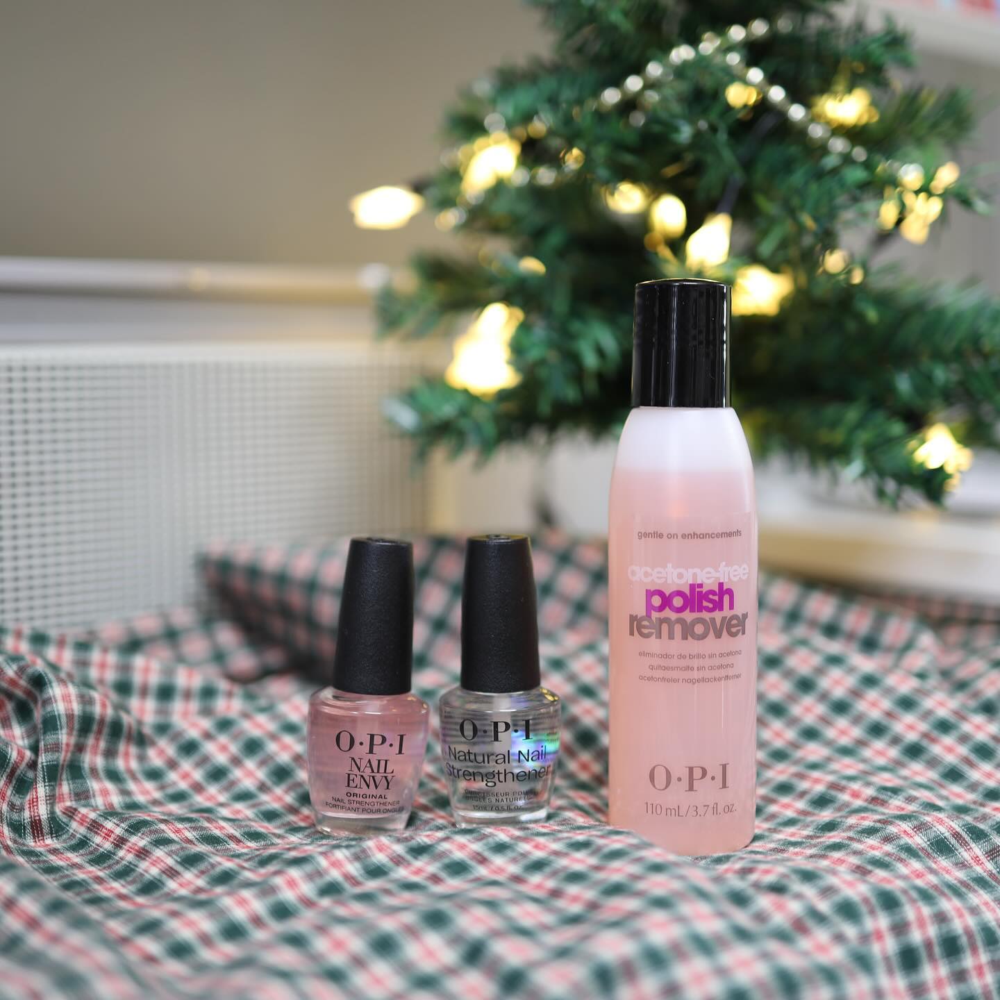 #광고 건조하고 갈라지는 손톱을 위해 집에서 #opi 손톱 영양제를 바르고 있어요 손톱이 자꾸 부러지기도 하고 너무 아파서 관리 좀 해야겠더라구요 특히 요즘같이 추운 날에는 손톱도 건조해 지는 거 알고 계시죠? 핸드크림만 발라서는 안 되겠더라구요 리무버로 손톱을 정리 해 주고 핑크 영양제를 바르고 말린 후 마지막으로 투명 강화제 까지 발라 주고 마무리 합니다 3~4일 간격으로 반복해서 관리해주면 손톱이 건강해져요

#OPI #스트랭쓰너세트 #셀프네일 #셀프네일케어 #홈네일케어 #핸드케어 #핸드크림추천 #손관리 #겨울손관리 #네일리무버 #손톱강화 #손톱영양제 #네일영양제추천