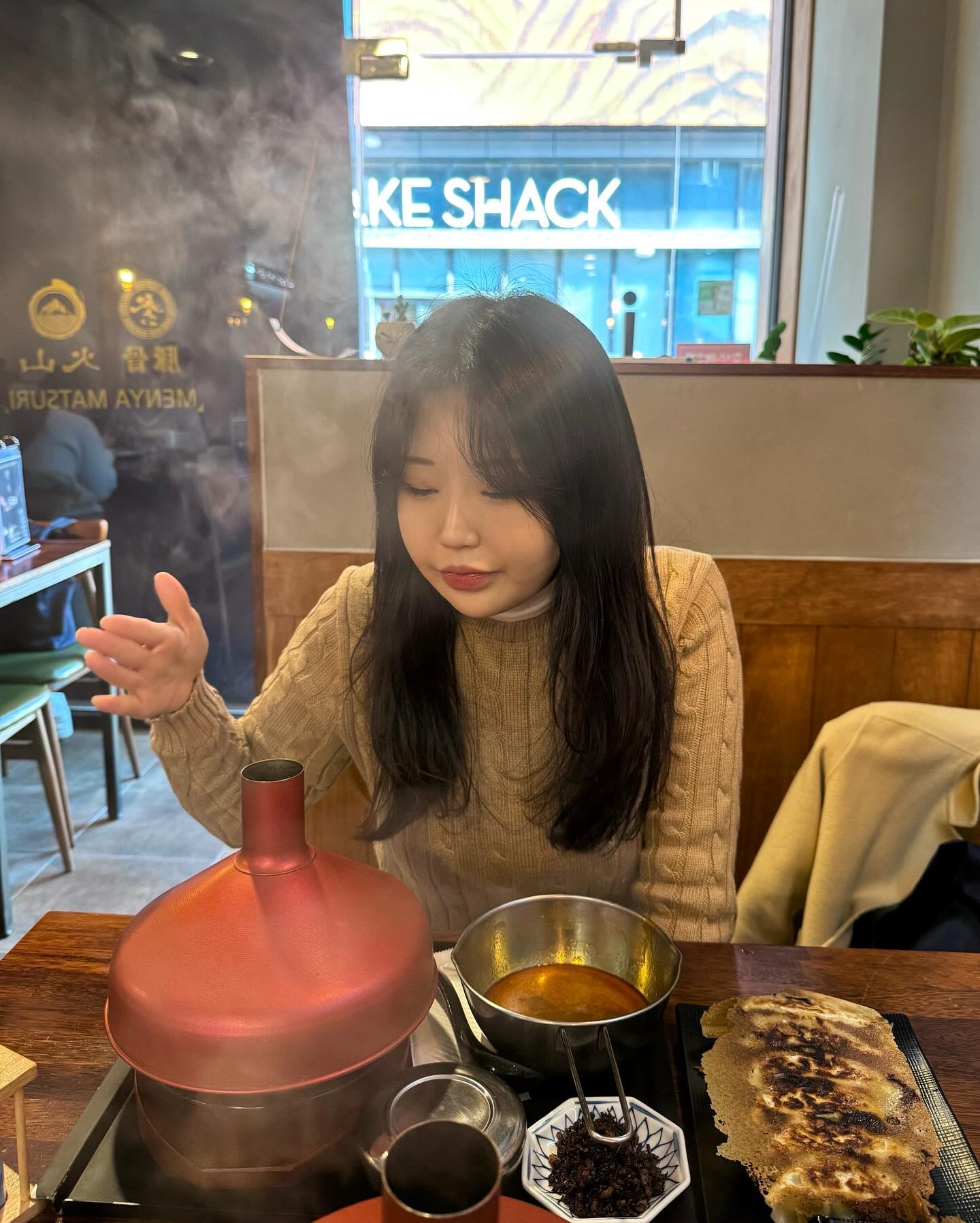 안녕하세요 !! 오늘의 린아픽
맵기조절 가능한 돌솥 라멘이 있다는 소식에 
동성로에 위치한 멘야마쯔리로 달려갔습니다 🍜

스파크랜드 바로 옆에 위치 하여접근성도 뛰어난 
멘야마쯔리에선 특별한 메뉴를 팔고 있는데요?
지글지글 돌솥에 나오는 화산라멘 입니다!!!🌋

화산라멘은 5단계의 맵기조절도 가능한데요,
저는 적당히 매운걸 즐기는 편이라
불닭정도인 2단계로 주문했습니다😊

화산라멘은 직원분이 하나하나 신경쓰시면서
분단위로 육수를 부어주시는데요!
제공되는 방식이 특별해서
먹기전에 더 설레는거 있죠😌

면은 두꺼운 면을 사용하여 쫄깃한 느낌에
매운맛이 중화될 수 있어서 더 좋았네요👍🏻
적당히 맛있는 얼큰한 매운맛에,
차슈도 두툼해서 너무 맛있었다는 ㅠㅠ

같이 주문한 교자는 보기만해도
겉면이 노릇노릇 잘 구워진게 느껴지죠?🥟
육즙은 가득해서 바삭촉촉 맛있었어요😋

저는 화산라멘을 먹었지만, 
마제동, 돈코츠 라멘 등 다양한 일본 음식도 많아서 
다음엔 다른것도 먹어보고 싶더라구요😋

다찌석이 있어 혼밥하기에도 좋은 라멘집
멘야마쯔리 동성로점에서 특별한 라멘 드셔보시깅!!🌋

💡 멘야마쯔리 동성로점
🏠 대구 중구 동성로3길 75 1층
⏰ 매일 11:00 - 21:00
📍 20:10 라스트오더

#대구라멘 #대구라멘추천 #대구맛집 #대구맛집추천 #동성로라멘