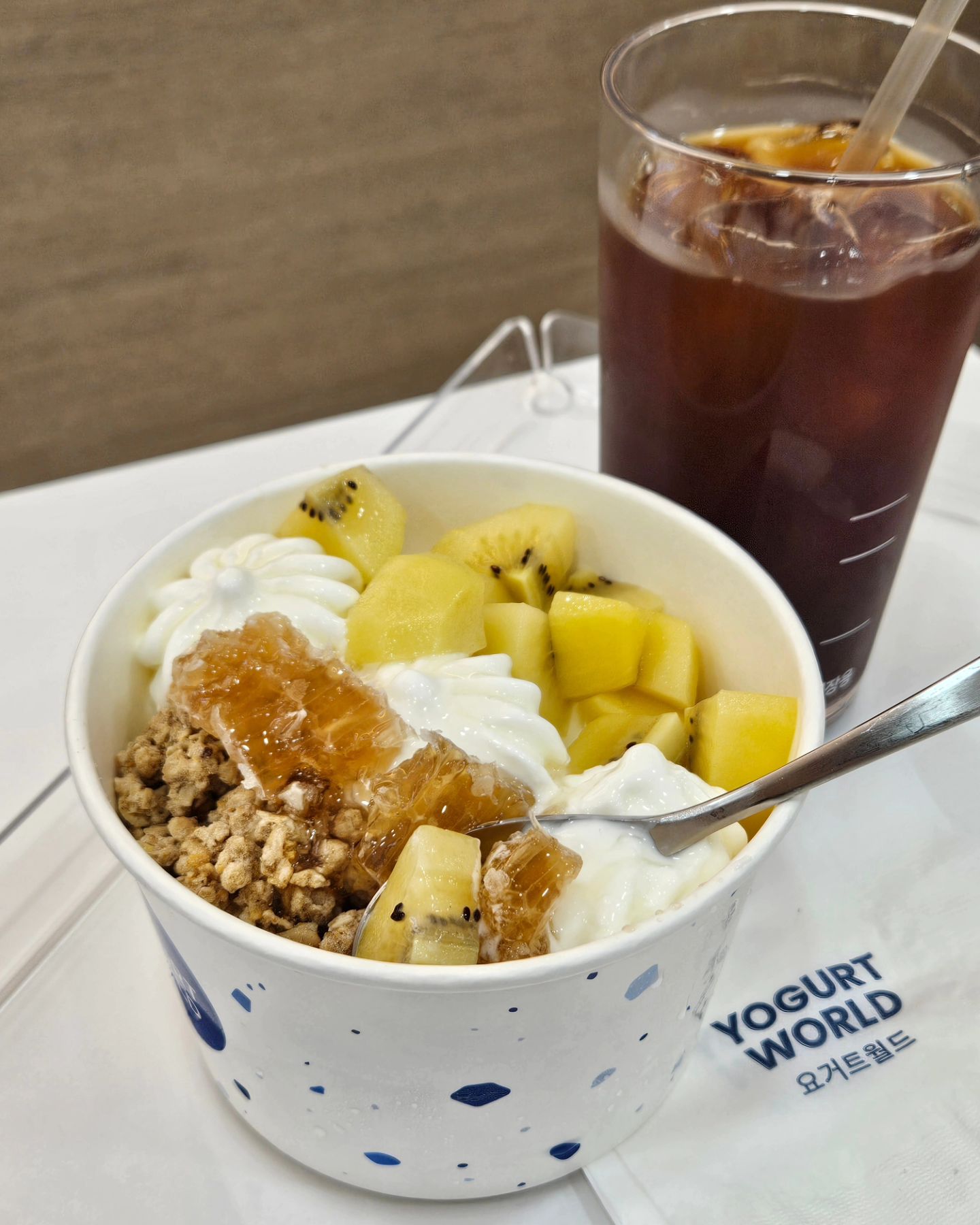 #협찬 yogurtworld_official

요거트 아이스크림에
오만가지 토핑을 추가해먹는
성안길 #요거트월드 다녀왔어요 💛

요즘은 더위에 뭘 해먹기가 귀찮아서
그릭이도 잠시 뜸했는데 이야-
차가운 아이스크림과 토핑으로
취향껏 골라먹는 꿀조합 디저트라니 😆

✔️허니월드
: 벌꿀+벌꿀집+그래놀라+골드키위

상큼하고 달달한 아슈크림에
벌꿀집, 골드키위 그리고 그래놀라까지!

전체적으로 균형이 너무 좋고
특히 그래놀라가 식감을 더해
개인적으로는 완벽한 맛이었어요 ㅠㅠ❤️

낯선 벌꿀집은 쫀덕하니 달달하고..
요거 궁금하셨던 분들은
꼭 허니월드 드셔보세요 !!! 🥝🍯

📍요거트월드 청주성안점
.
.
#요거트월드 #yogurtworld #요거트아이스크림 #그릭요거트 #생과일아이스크림 #요거트프랜차이즈 #복숭아아이스크림 #복숭아디저트 #yogurt #greek #디저트맛집 #디저트카페 #신메뉴 #청주맛집 #청주요거트아이스크림 #청주그릭요거트 #성안길디저트 #청주시내카페 #성안길카페